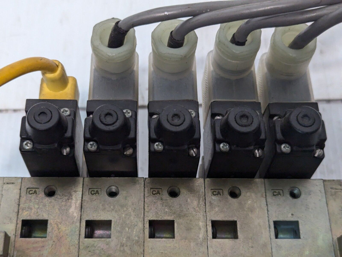 Numatics Valve Assembly w/ (1) 031SA400E, (2) 031SS4002, (2) 031SA4004 &Manifold