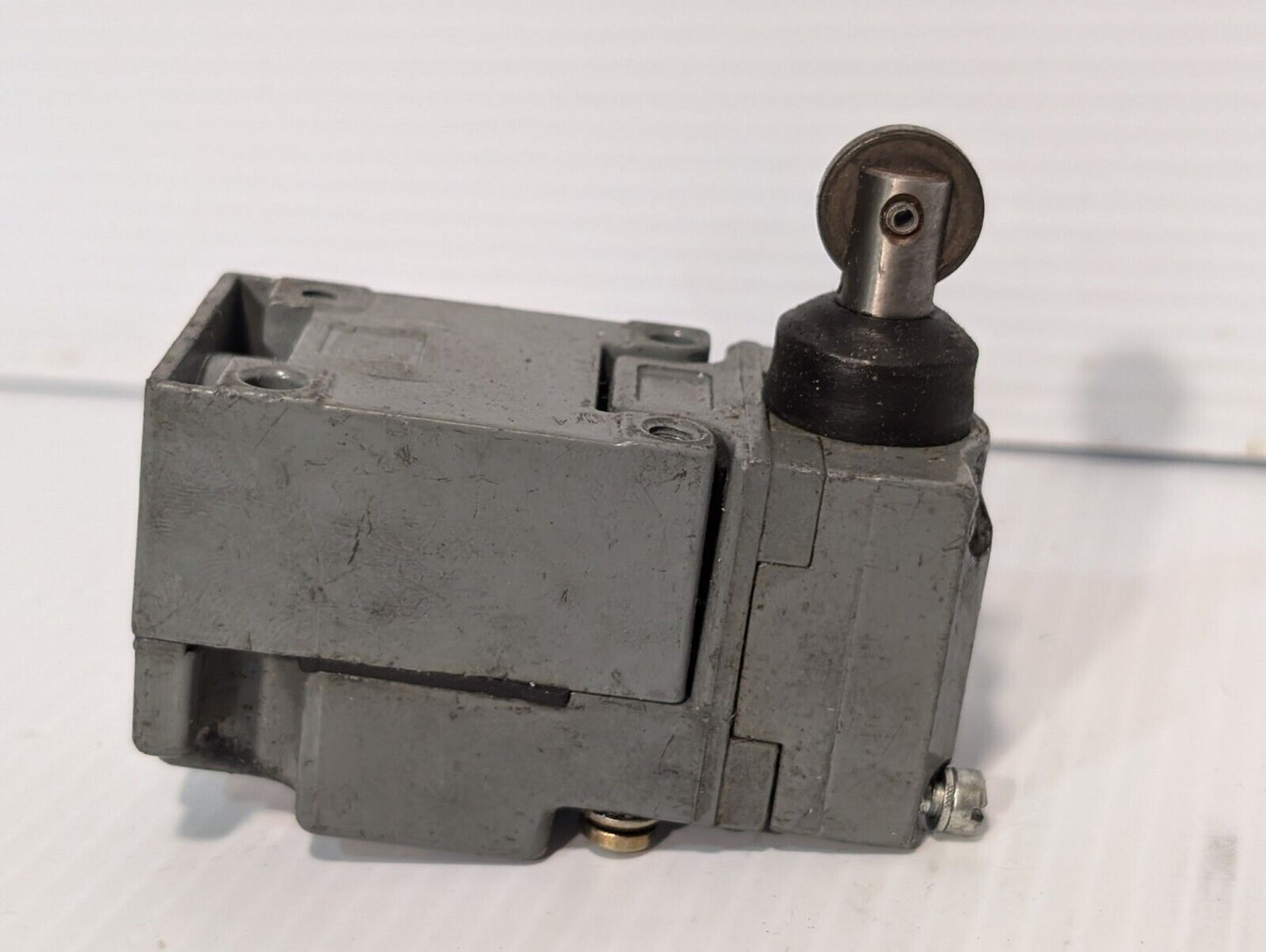 Square D 9007C54B2Y2051 Limit Switch with another 9007C54B2 part