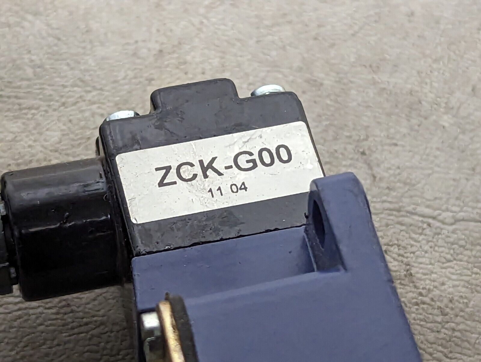 Telemecanique XCKL180031A0001 limit switch, roller head, 240VAC, 3A