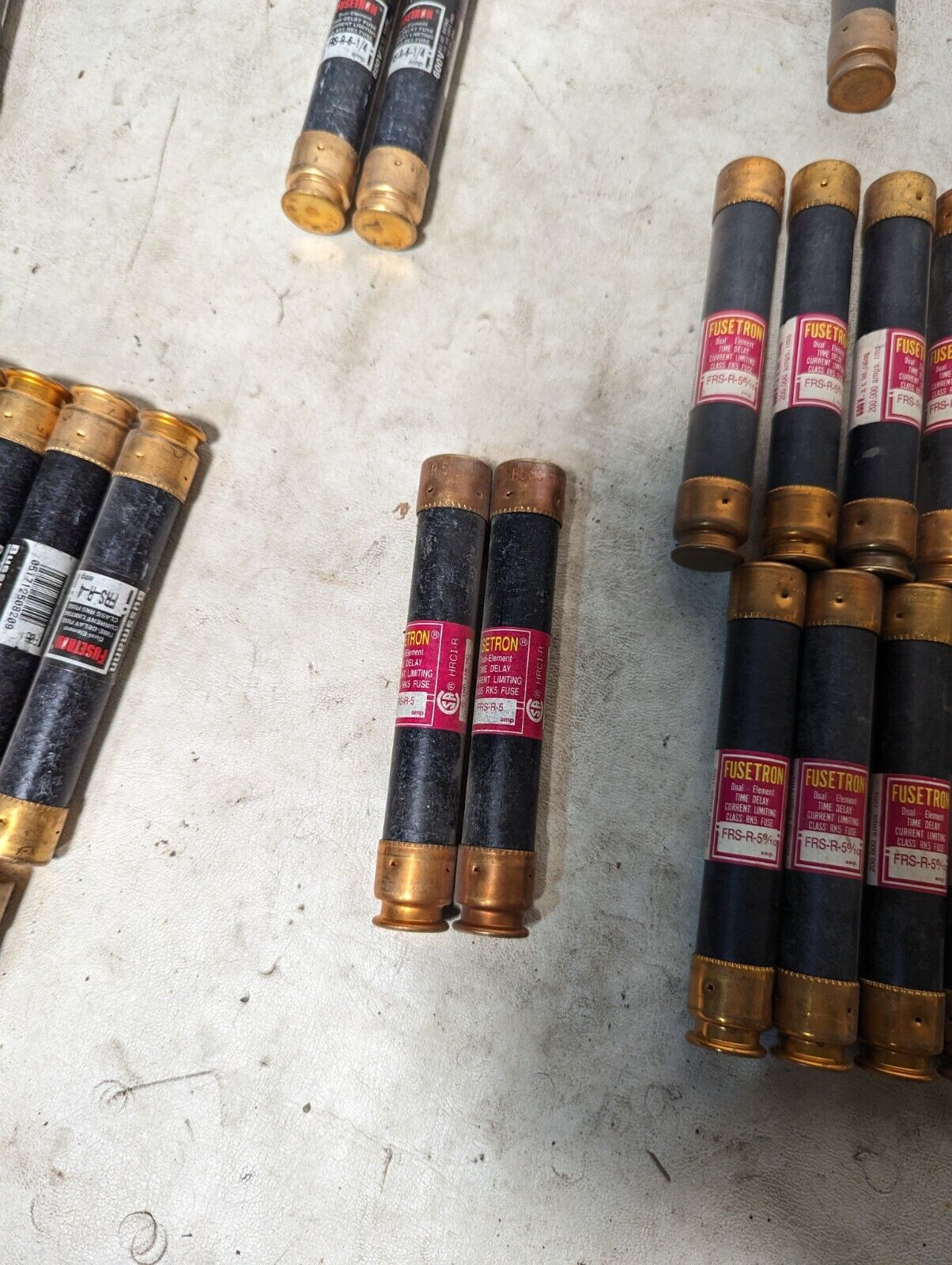 Large lot of 100 FRS-R fuses, 18xFRS-R-9, 15xFRS-R-8, 7xFRS-R-6-1/4, 1xFRS-R-6,