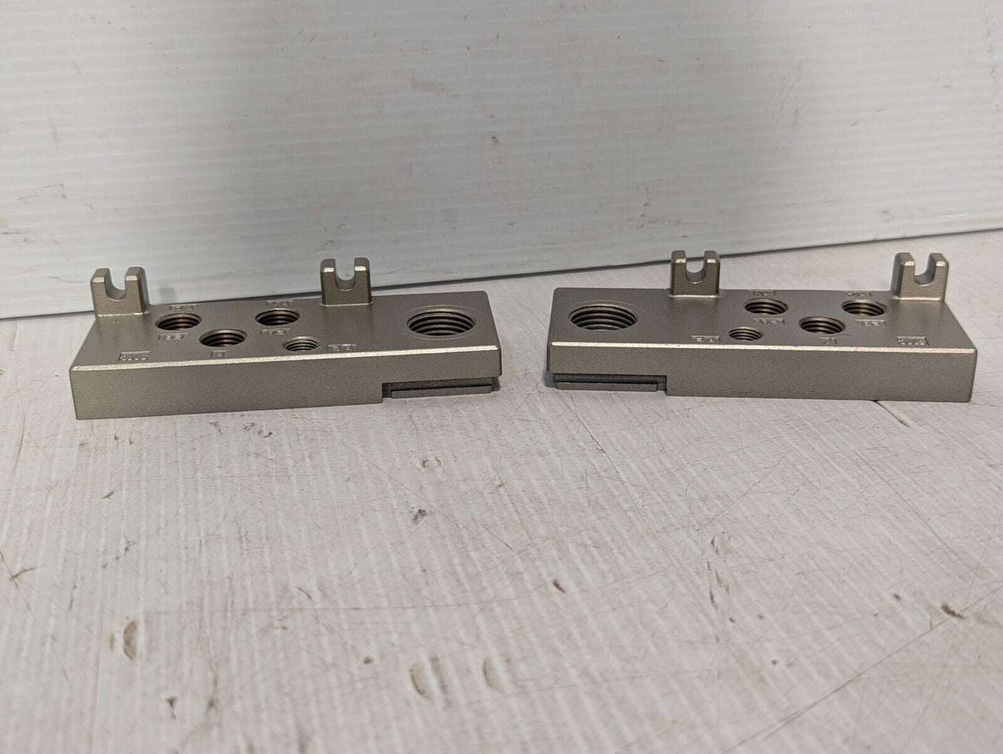 SMC ME202LR Manifold End Plate Assembly - Free Shipping