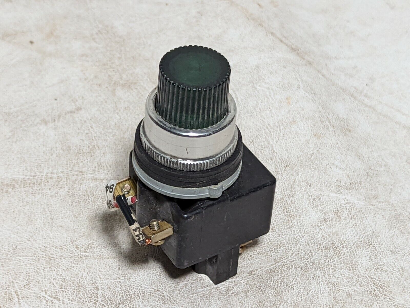 Square D 9001 KM1 light module with green indicator button, 9001 KA-2 contact