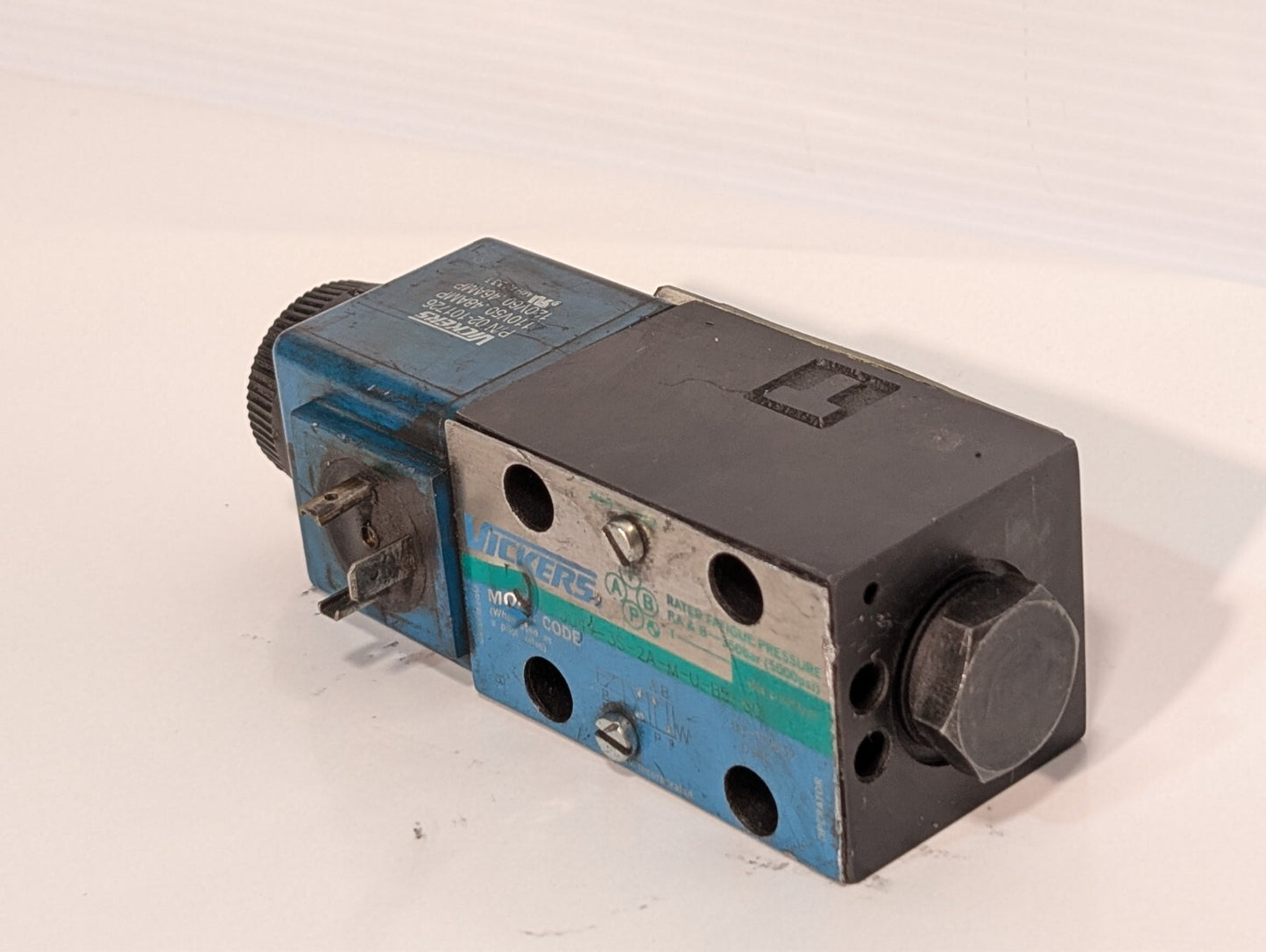 Vickers DG4V-3S-2A-M-U-B5-60 Solenoid Directional Control Valve 02-109632 ONLY