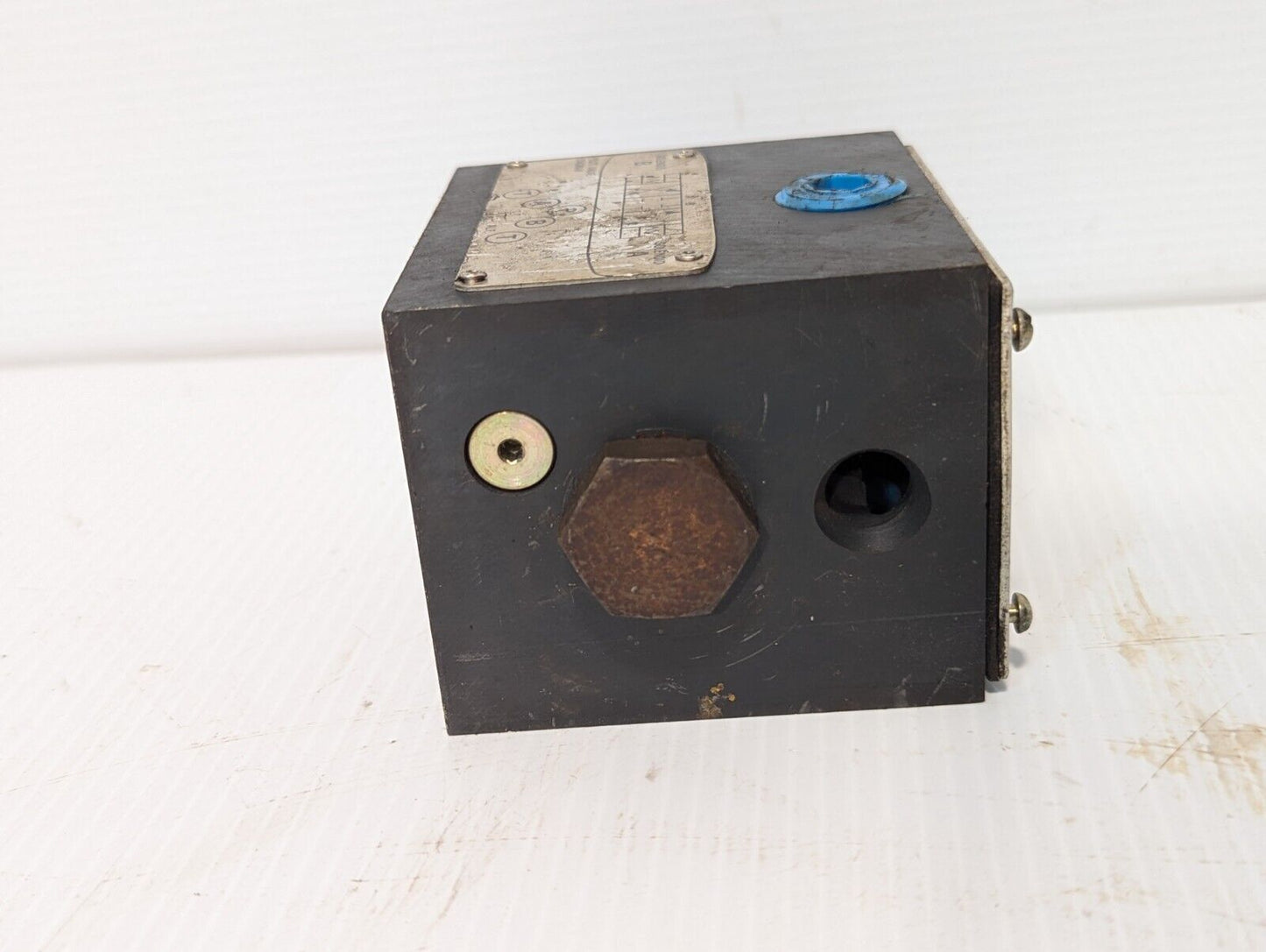 Vickers 879249 DG4S4 012A B 60 pilot valve as pictured - Free Shipping