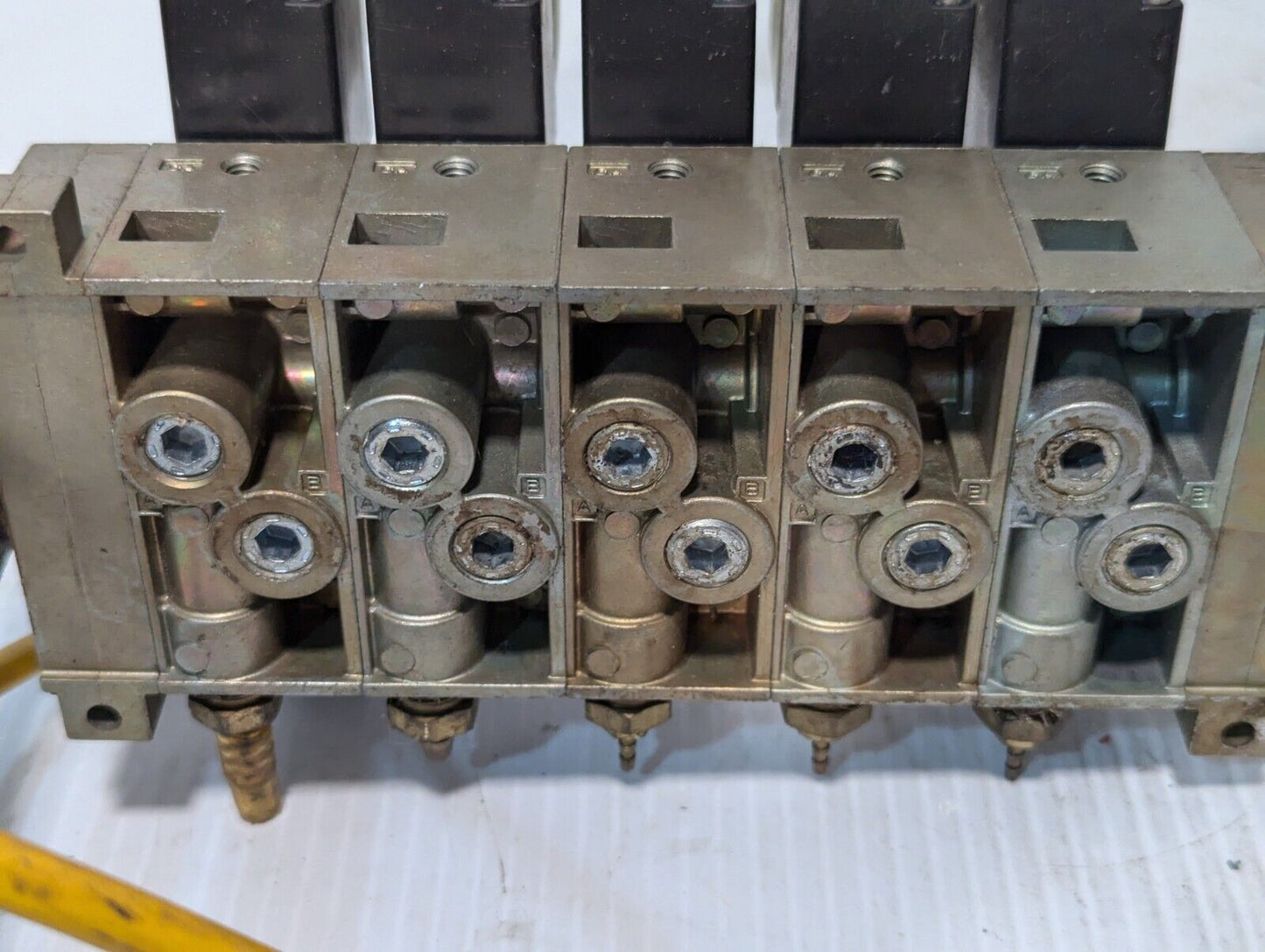 Numatics Valve Assembly w/ (1) 031SA400E, (2) 031SS4002, (2) 031SA4004 &Manifold