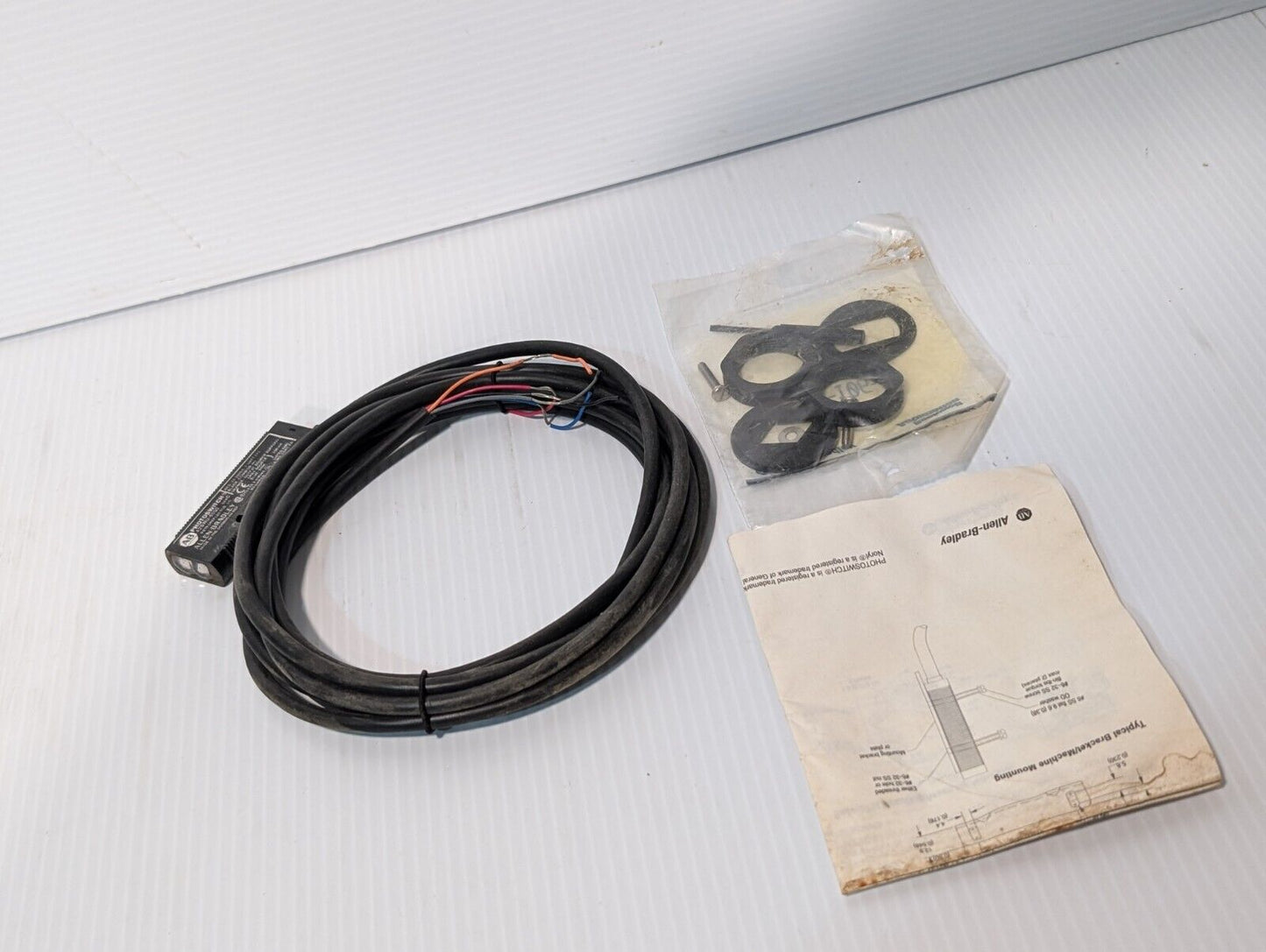 Allen Bradley 42SRU-6002 PhotoSwitch Retroreflective Control, 10-30VDC, 1 watt