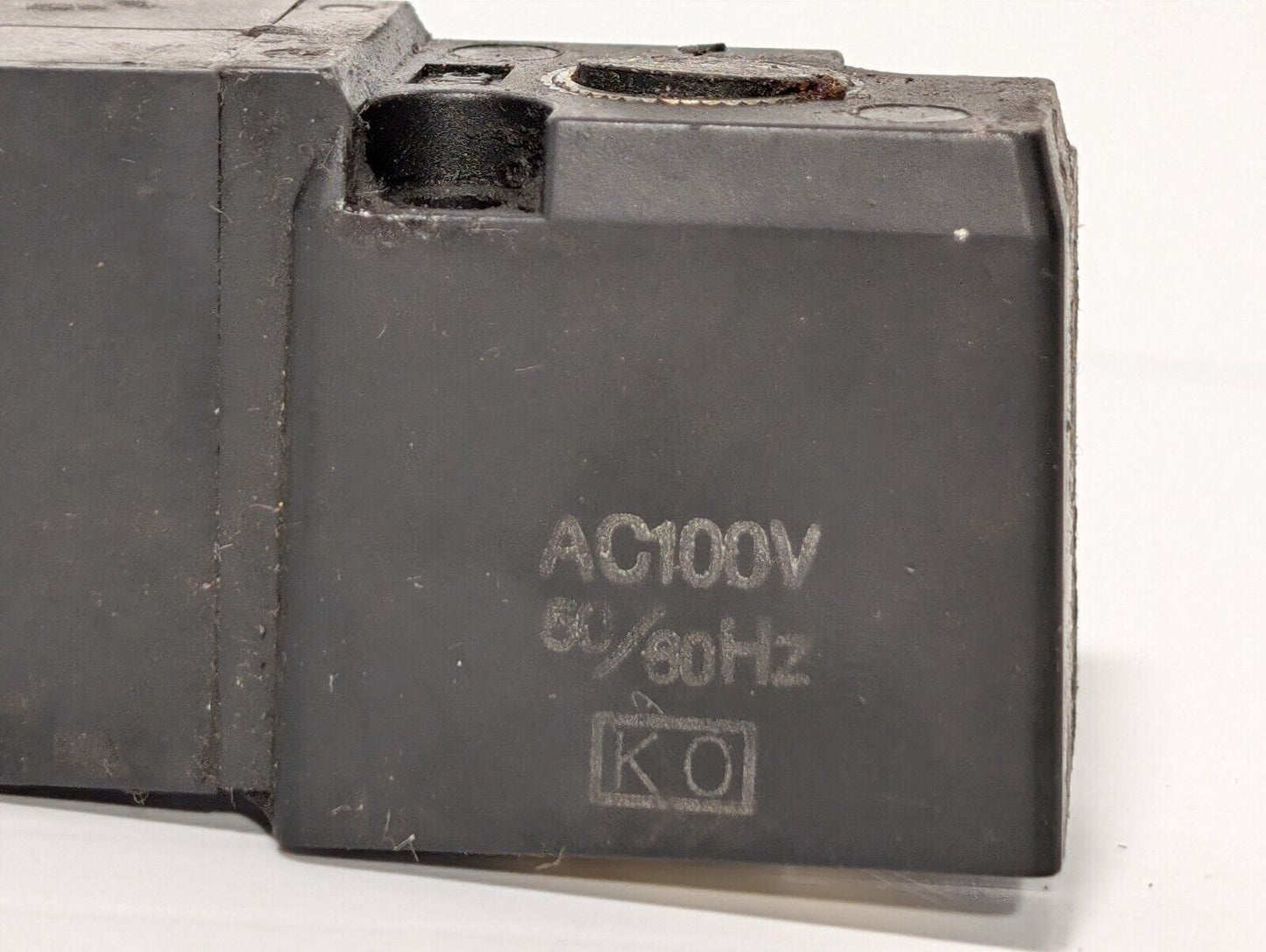 SMC VT307-1D-01-F Solenoid Valve Coil, 2 Bolt, 26V, 100VAC 50/60Hz, DC21-26V