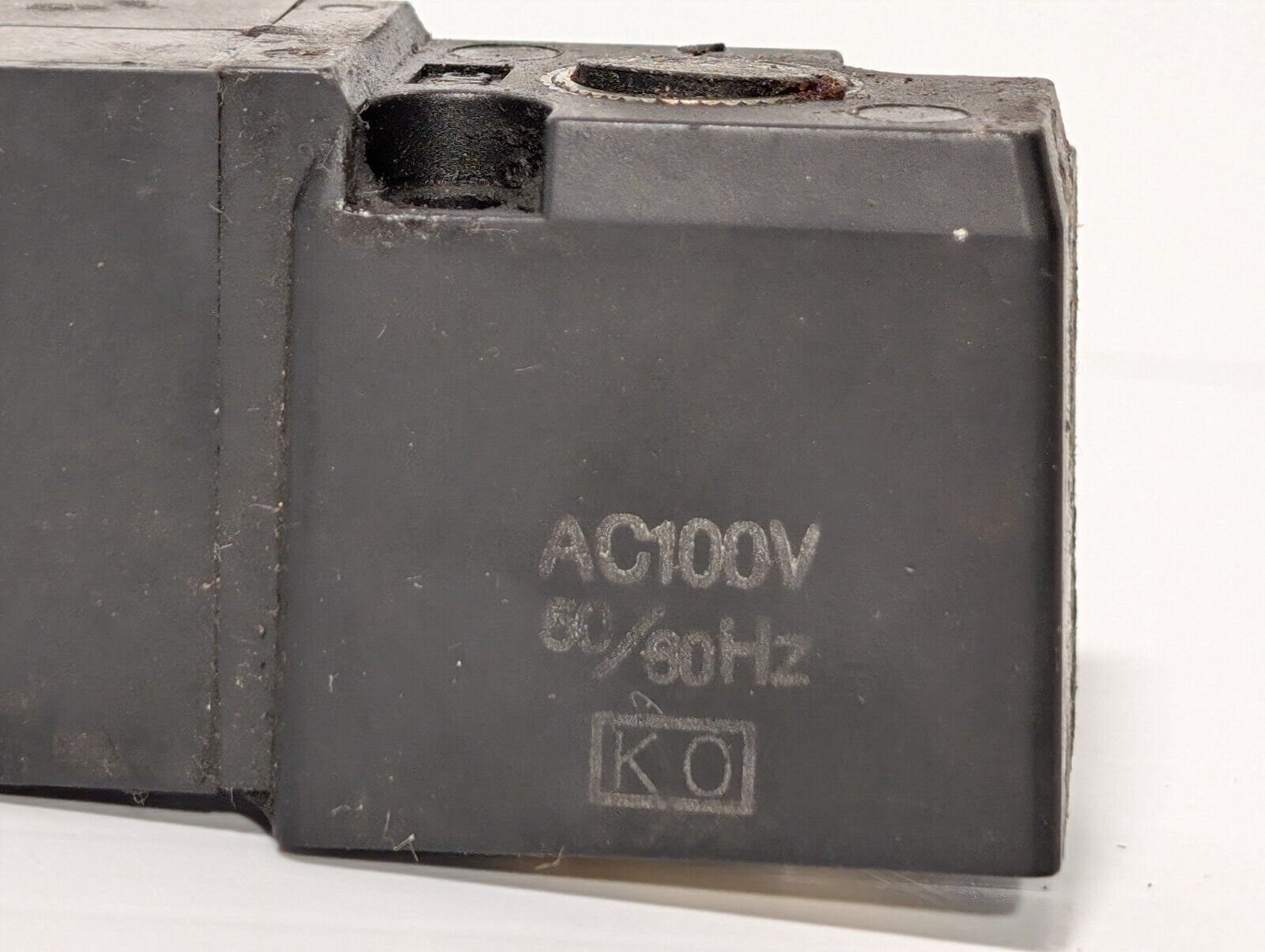 SMC VT307-1D-01-F Solenoid Valve Coil, 2 Bolt, 26V, 100VAC 50/60Hz, DC21-26V