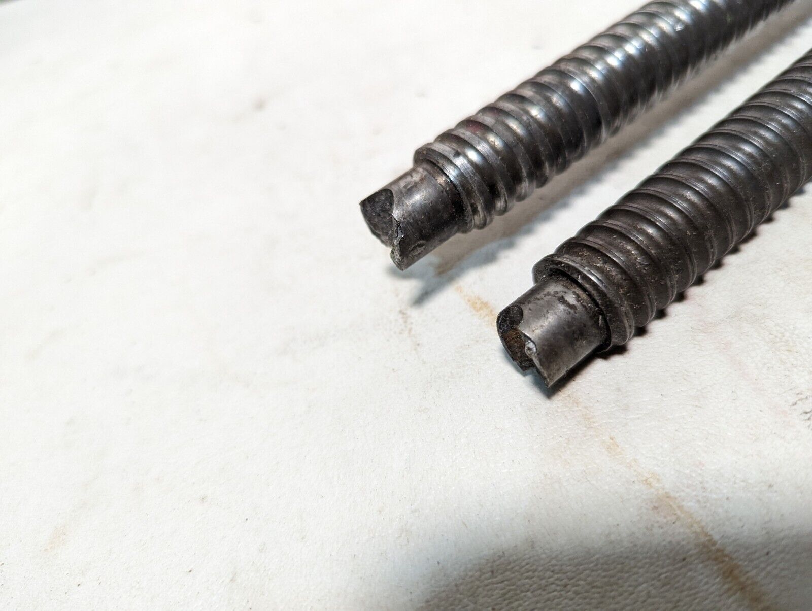 Lot of 4 feed screws, 3x 32 inches, 1x 36 inches long, plus some extras