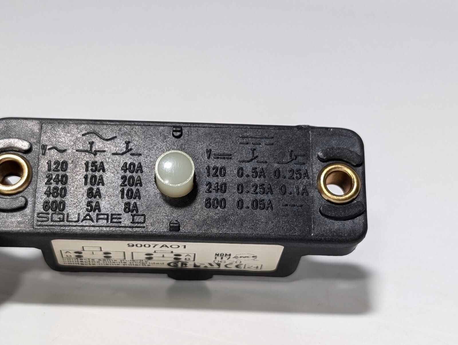 Telemecanique 9007AO1 Snap Action Plunger Actuator Limit Switch 600VAC Max