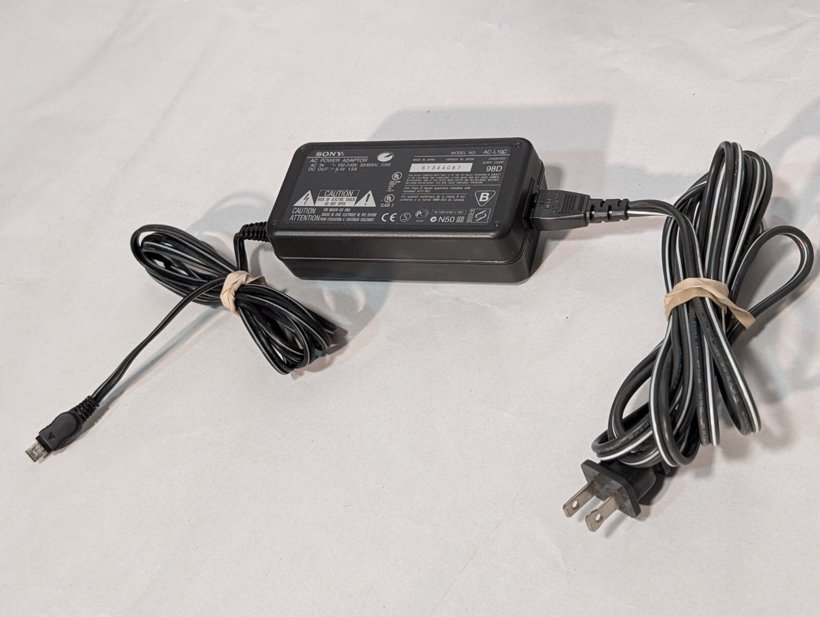 Sony CCD-TR67 Video8 Handycam 8mm Analog Camcorder With Battery + Power Adapter