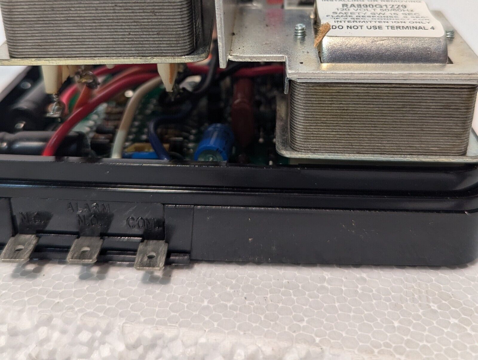 Honeywell RA890G 1229 primary control, 120V, 3 wire, 15 sec safety, .8 FL RESP