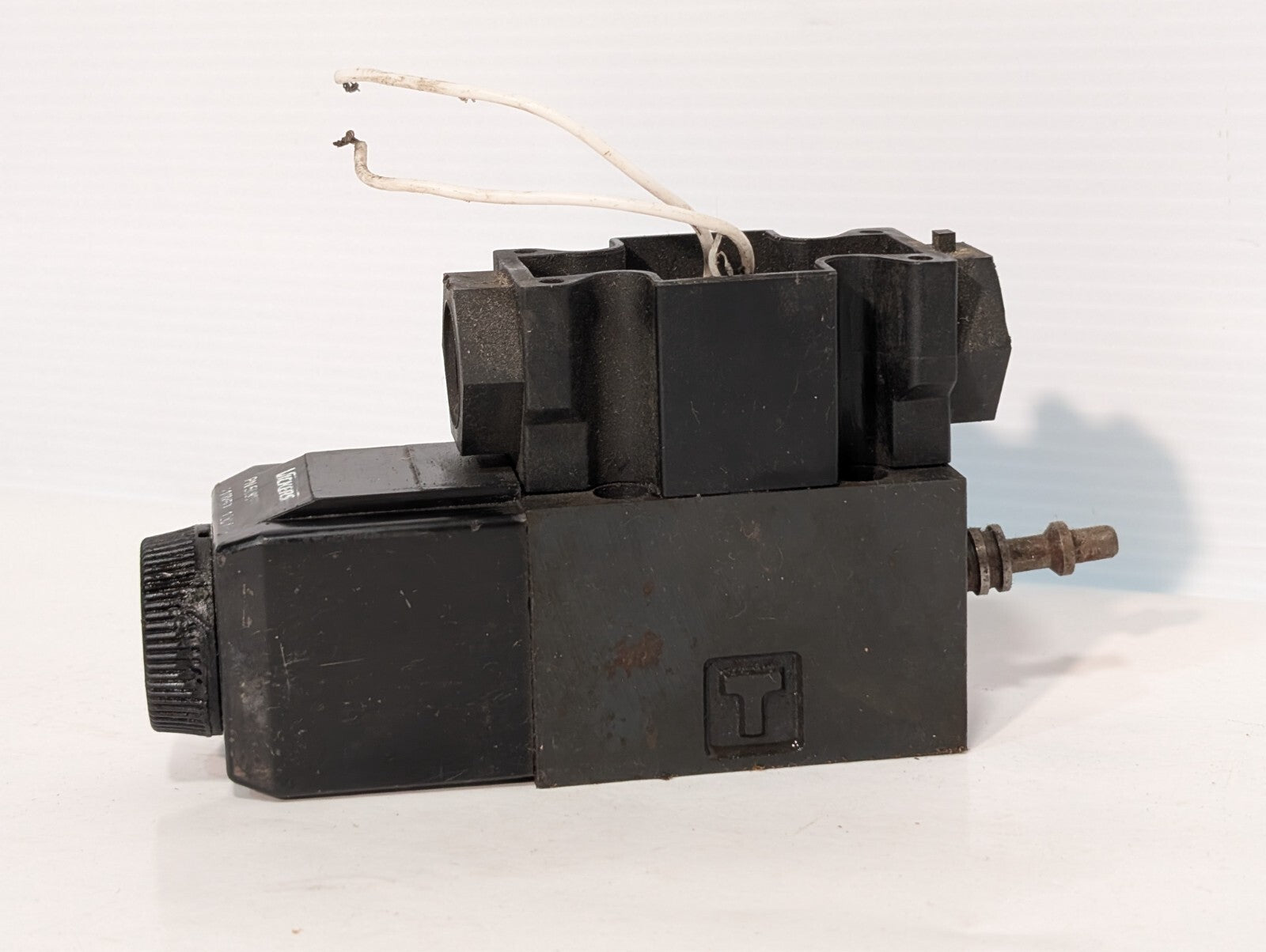 Vickers 508169 Solenoid Valve Coil on (Unidentifiable) APB Solenoid Valve