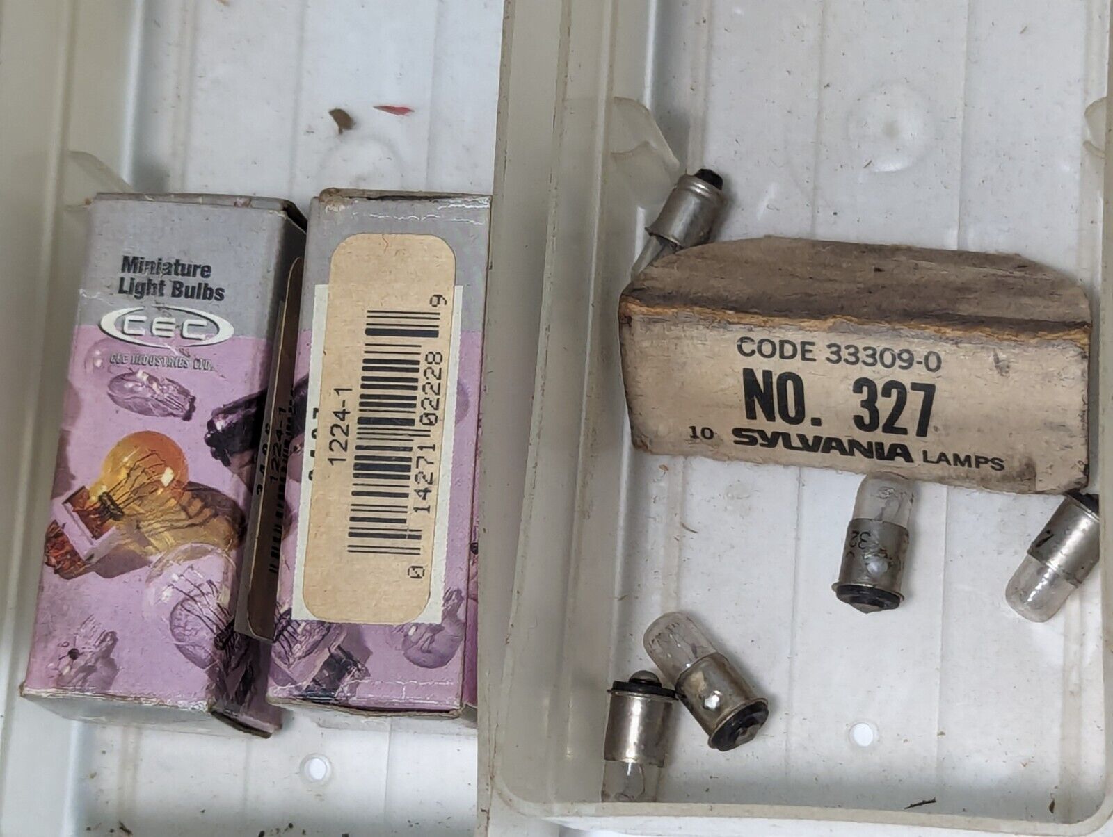 Large lot of assorted small light bulbs: GE 387, KPR102, MPL 410AH, 60PSR, more