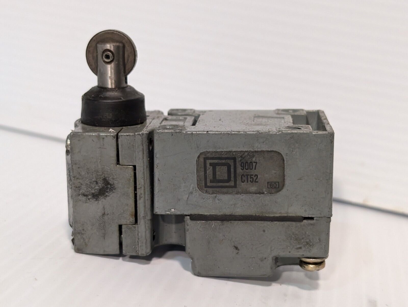 Square D 9007C54B2Y2051 Limit Switch with another 9007C54B2 part