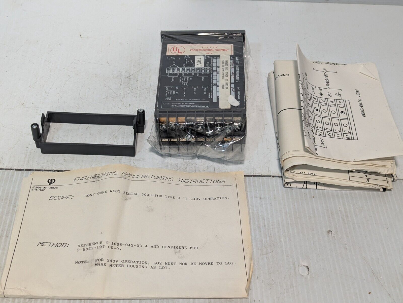 West M3300 L02 T1420 00 H10 Temperature Controller - Free Shipping+Returns