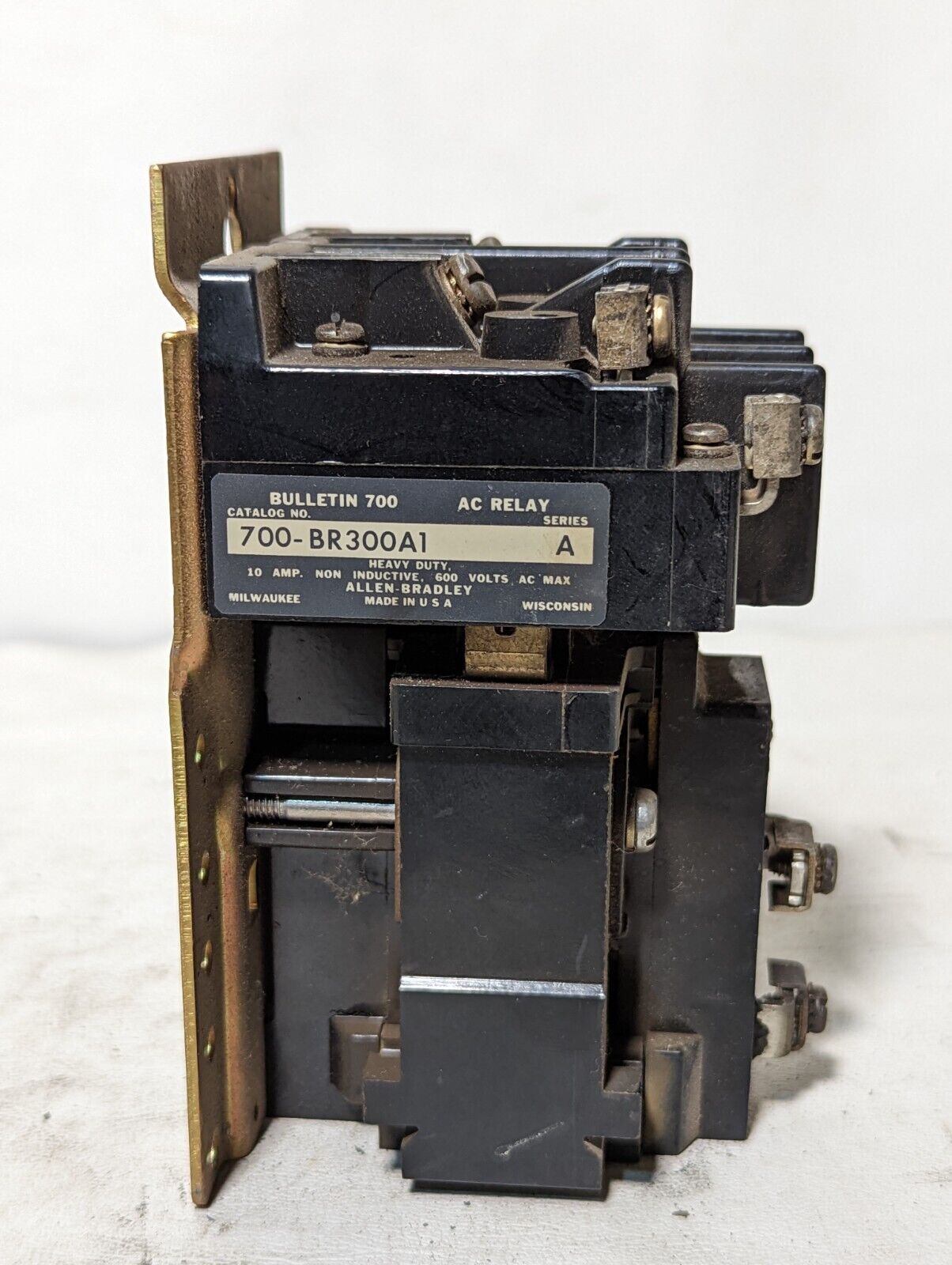 Allen Bradley 700-BR300A1 AC relay, 600VAC, 10A max, 76A86 110/120V coil