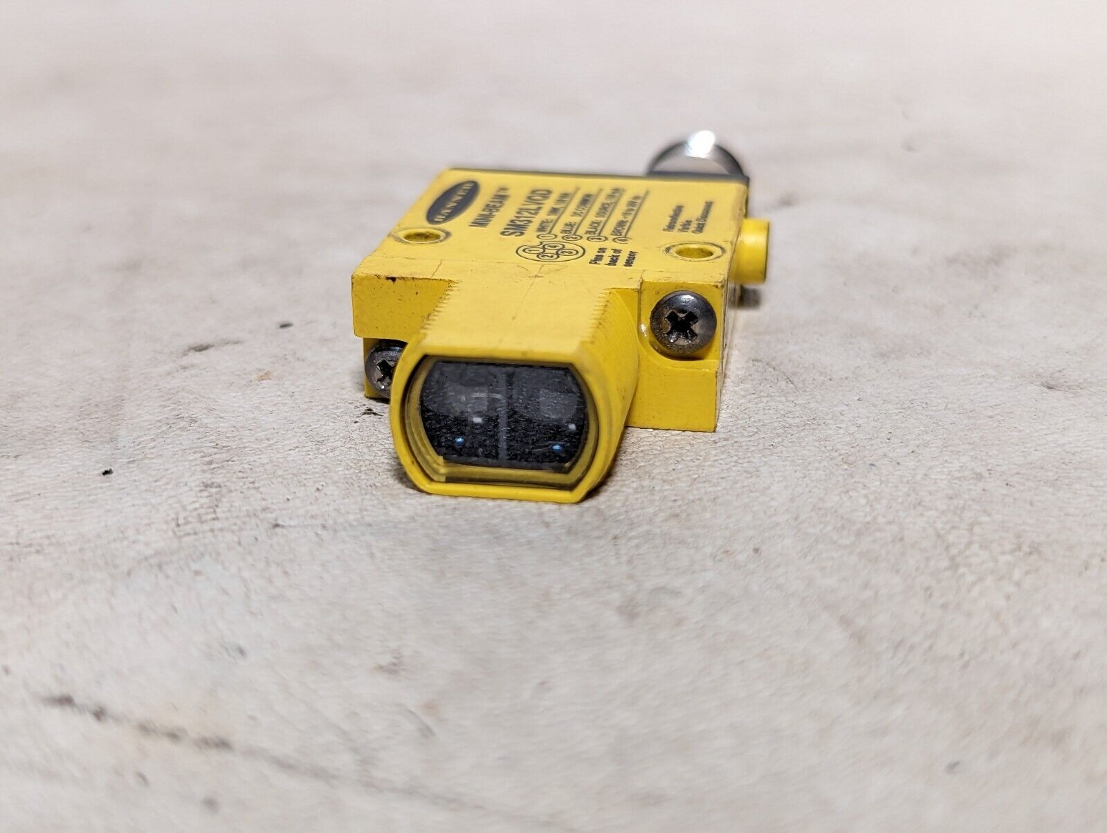 Banner SM312LVQD mini-beam photoelectric sensor, 10-30VDC, 5m max sensing distan