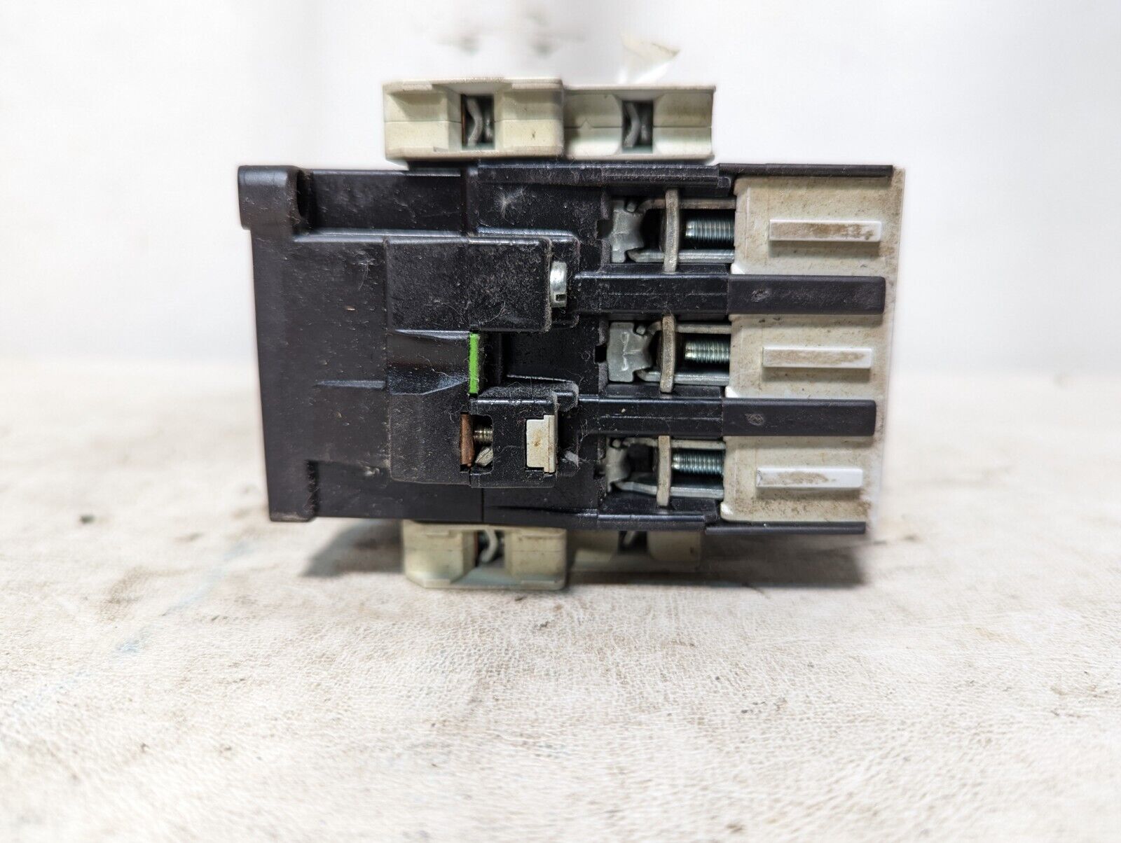 Siemens 3TF44 motor starter, 3TF4422-0A, 115-690VAC, 31HP max