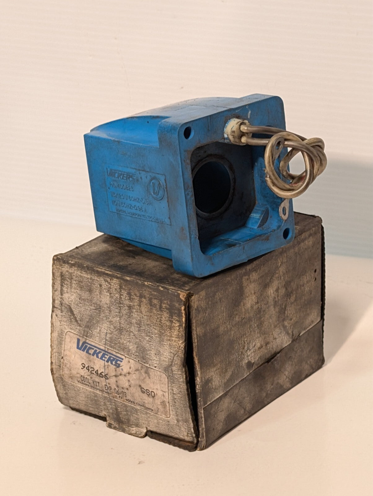 Vickers 400823 coil, 115/120VAC 60Hz 0.8A; 110VAC 50Hz 0.96A