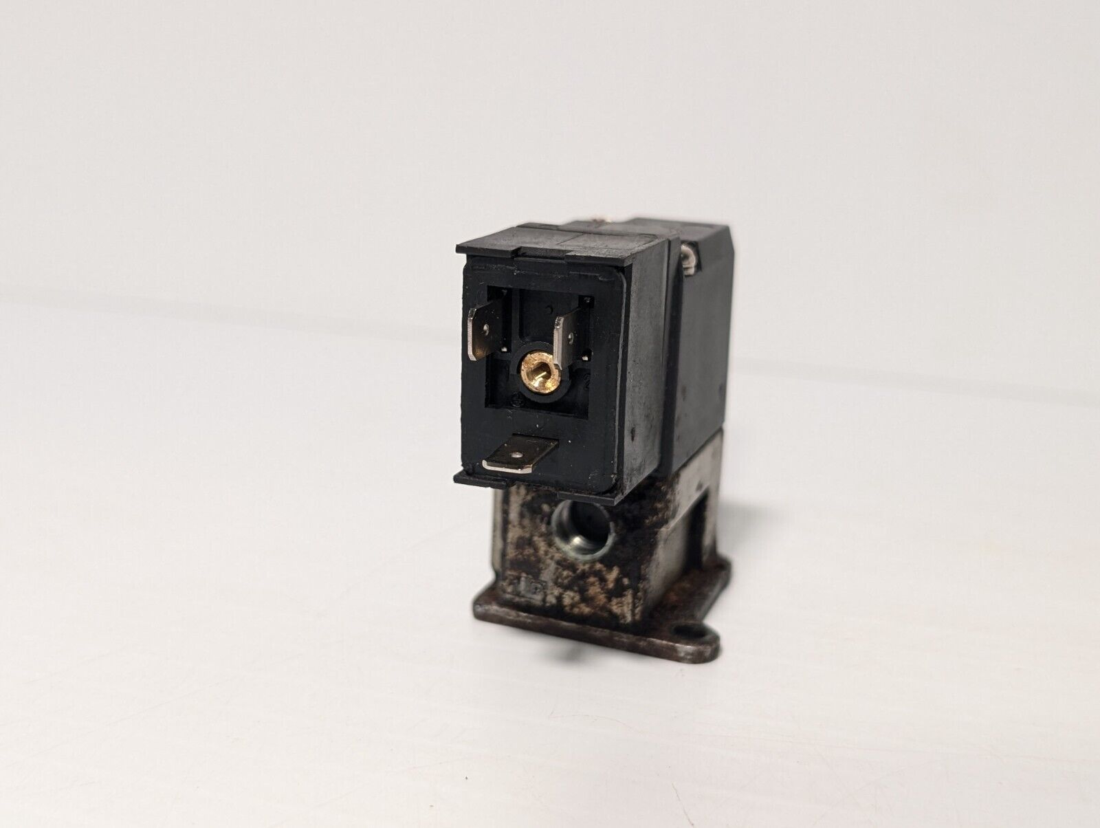 SMC VT307-1D-01-F Solenoid 3 Port Valve Coil 100VAC 26VDC