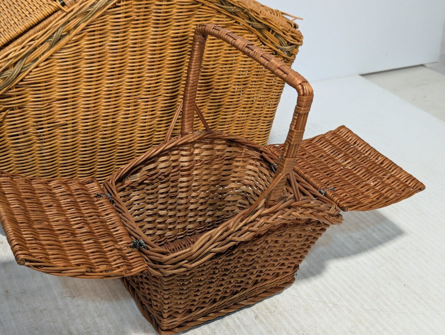 Vintage Huntsman Picnic Basket, Comes With 4 Accessory Baskets - Free Shipping