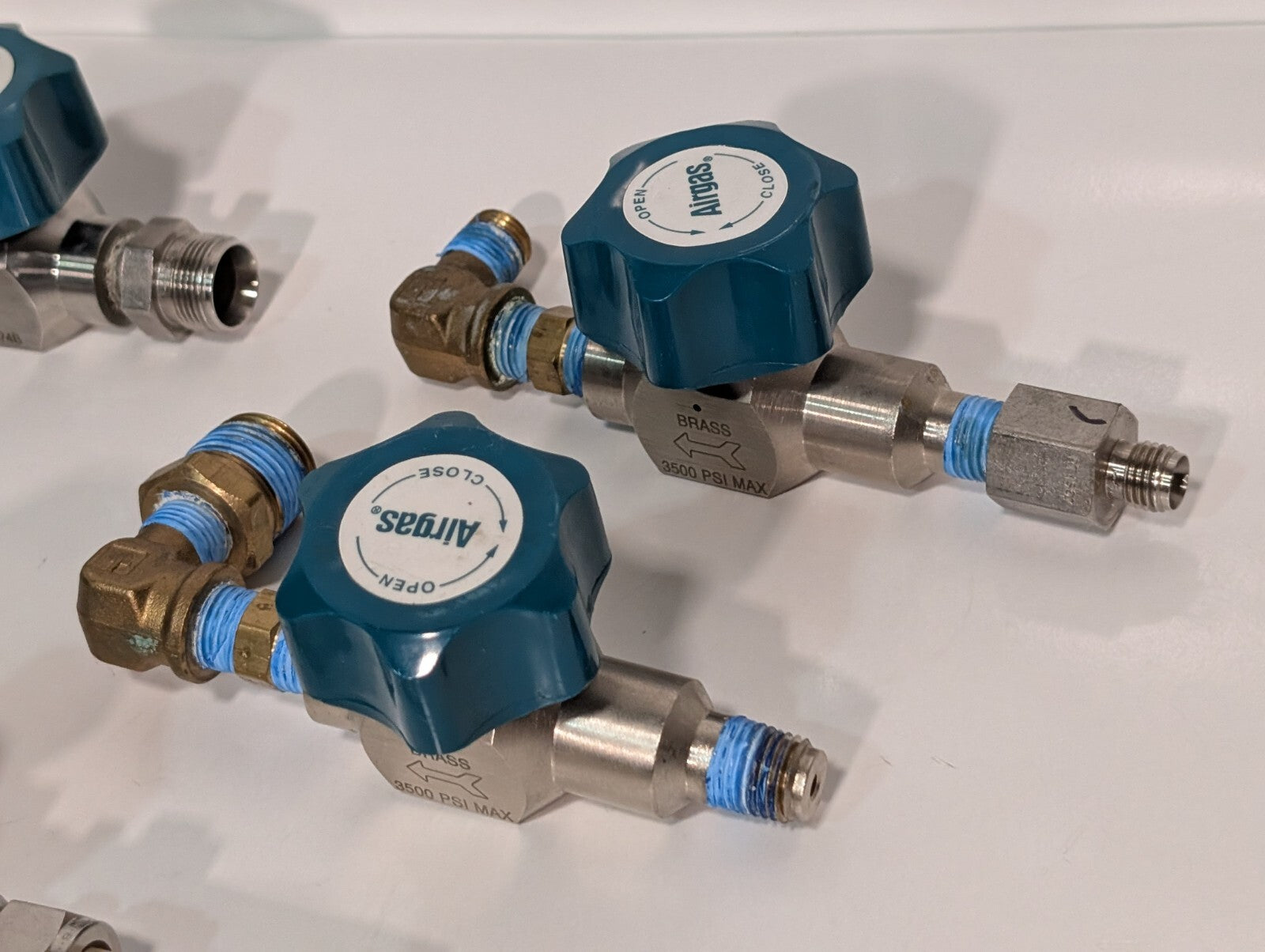 [2] Airgas Diaphragm Valve Brass 3500psi 2-Way