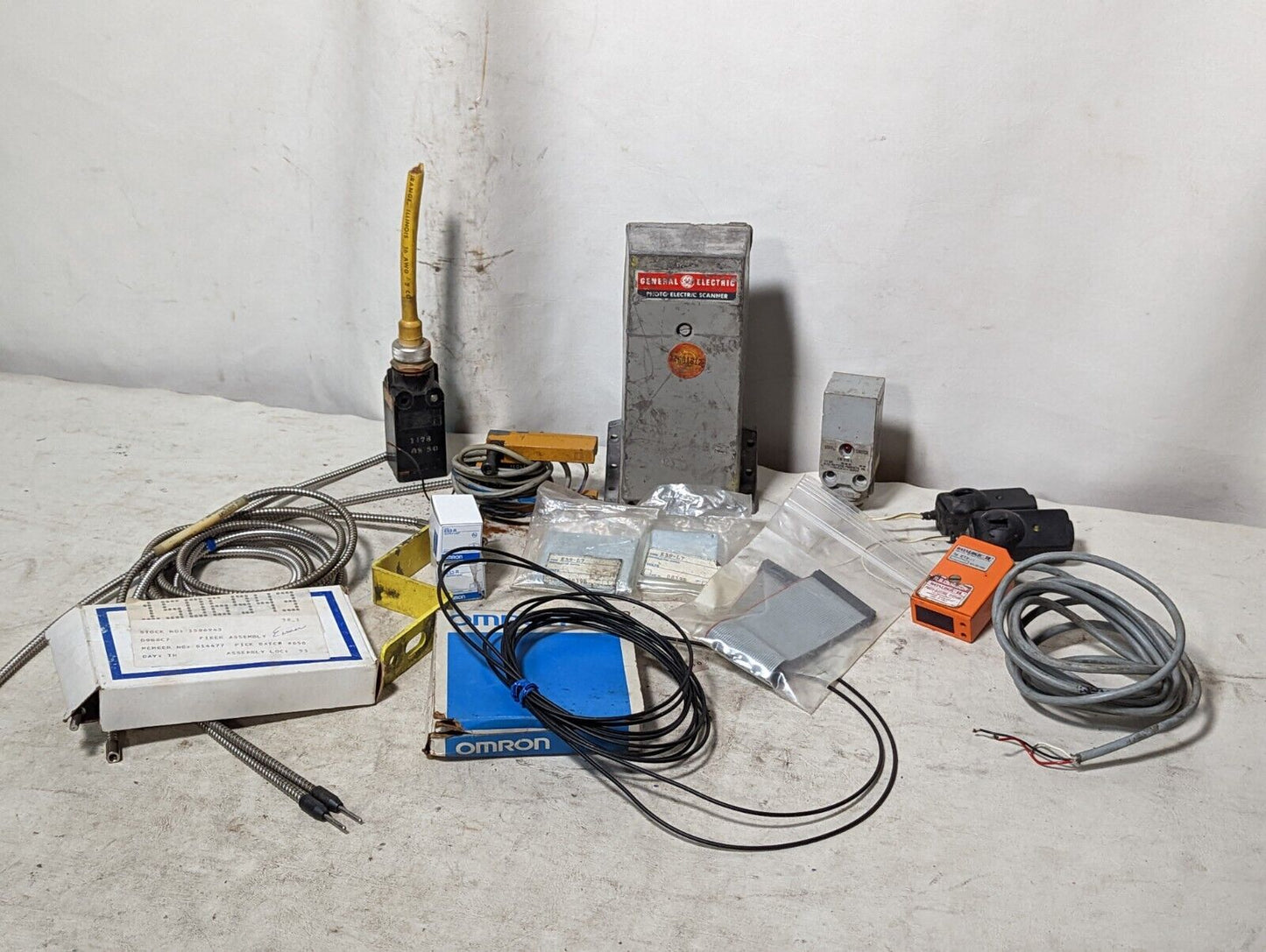 Lot of assorted fiber optic and photoelectric items: Banner, omron, GE, Electro-