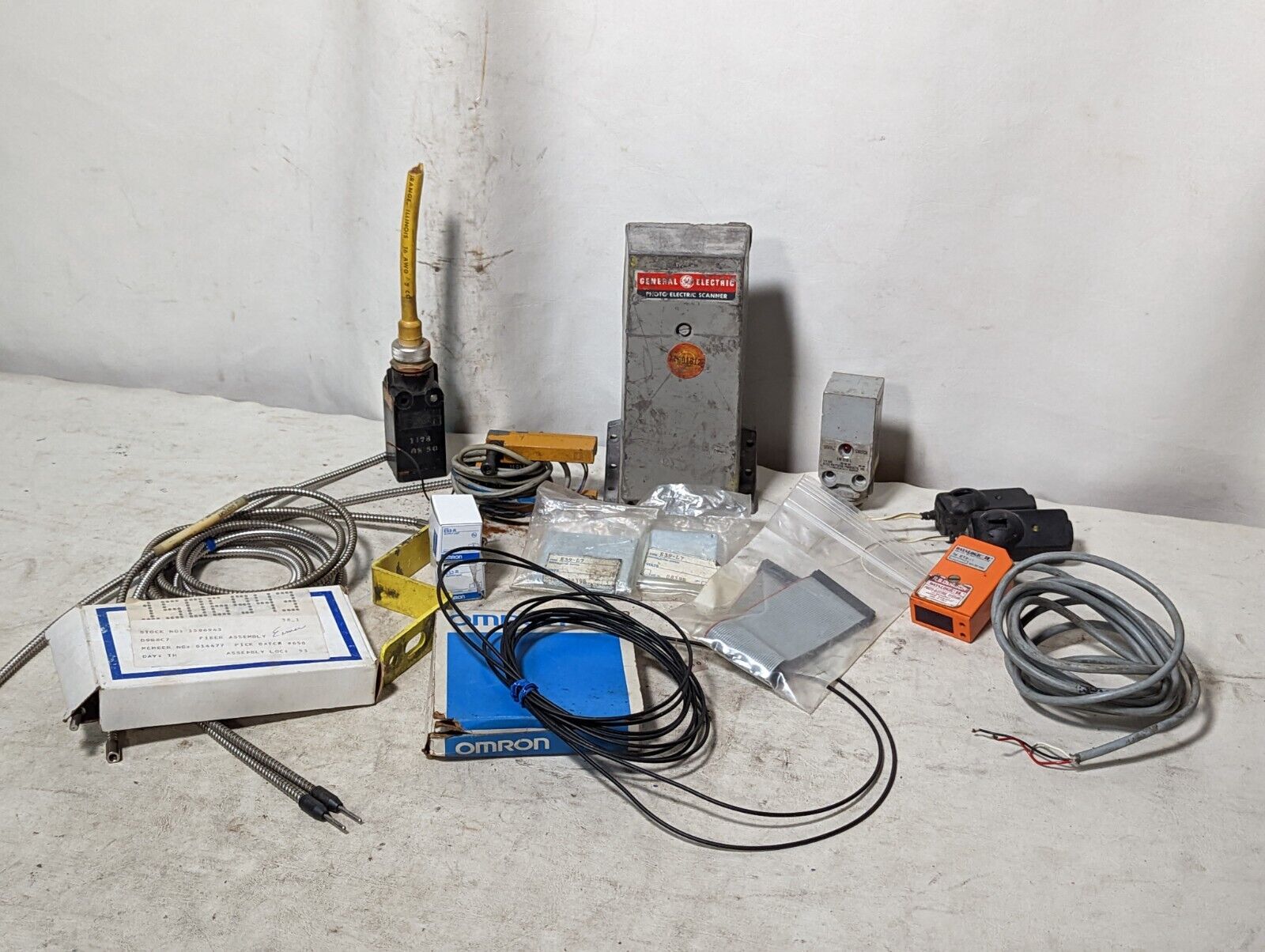 Lot of assorted fiber optic and photoelectric items: Banner, omron, GE, Electro-