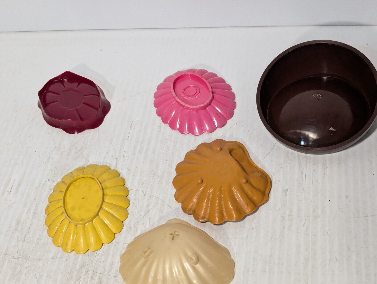 Plastic Sea Shell Serving Trays, 5 Sea Shell Trays, 1 Black Tray -Free Shipping