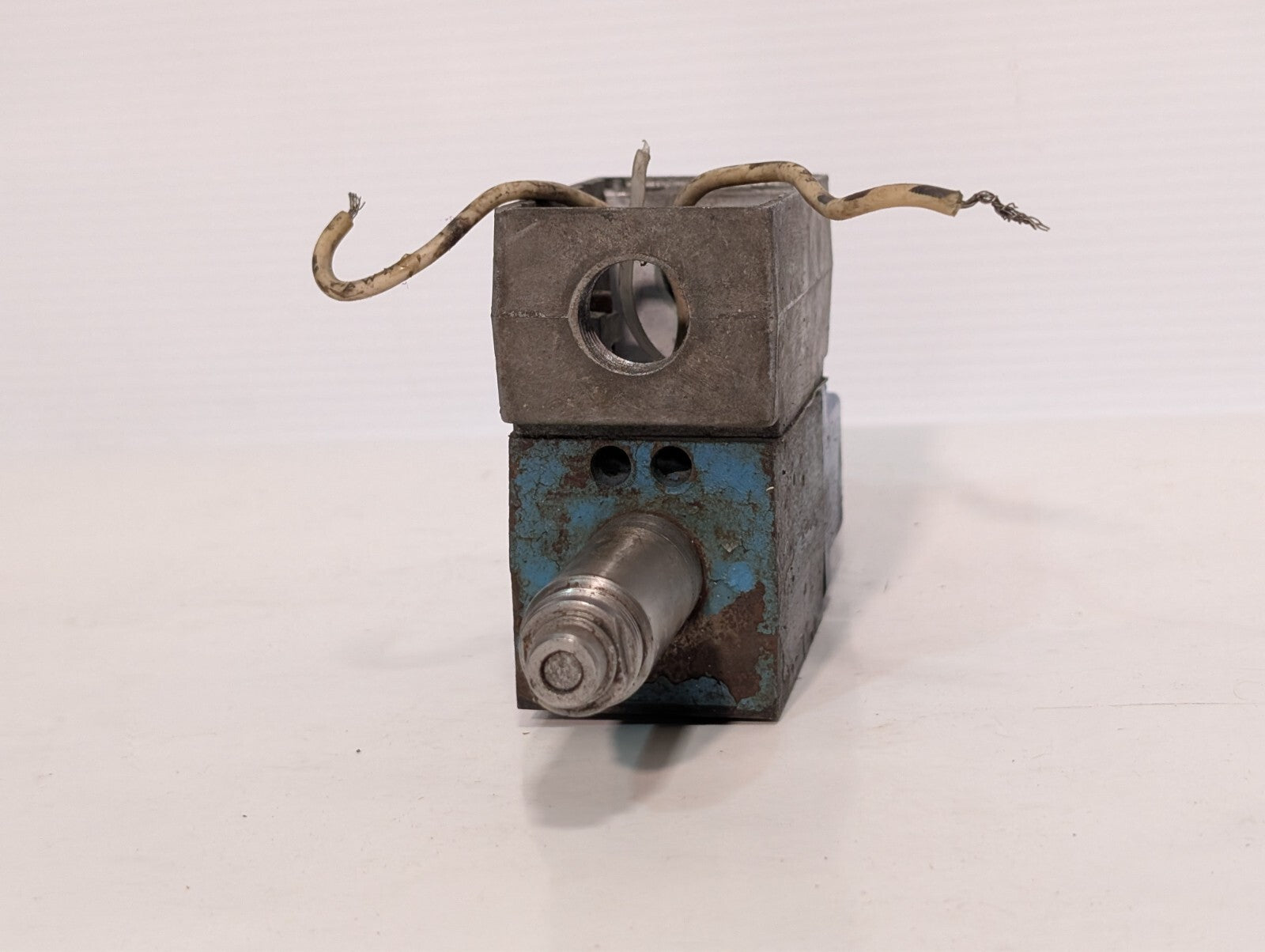 Vickers 633741 Solenoid Valve Coil on (Unidentifiable) Solenoid Valve
