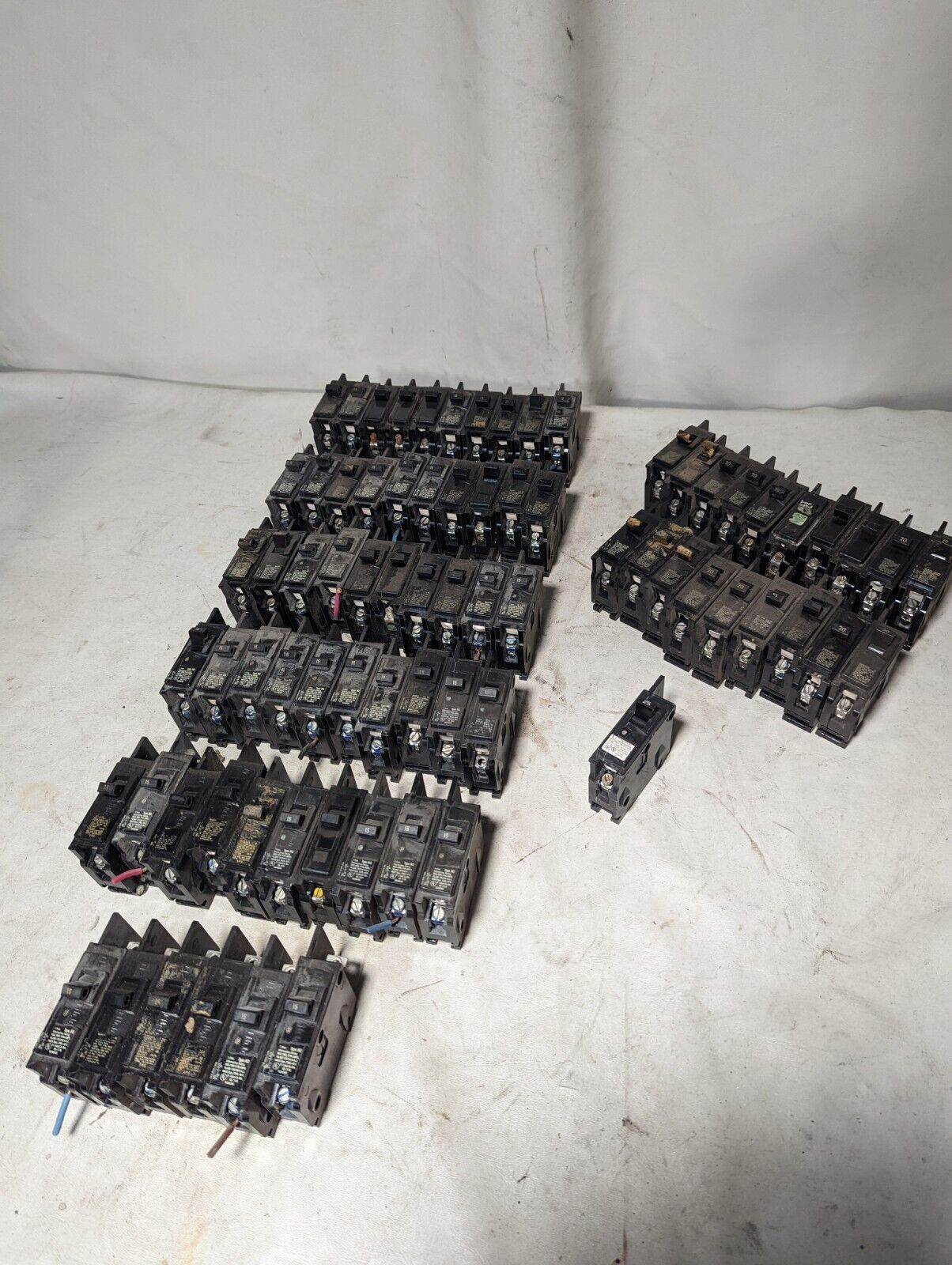 75+ Siemens/ITE/Gould BQ style circuit breakers, 56 x BQ1B015, 19 x BQ1B020, +