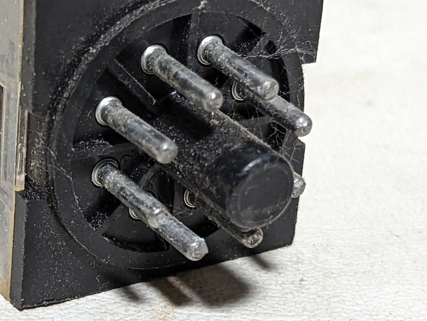 Omron MK2P-S relay, contact: 240VAC/38VDC 10A res., 250VAC 7A gen.