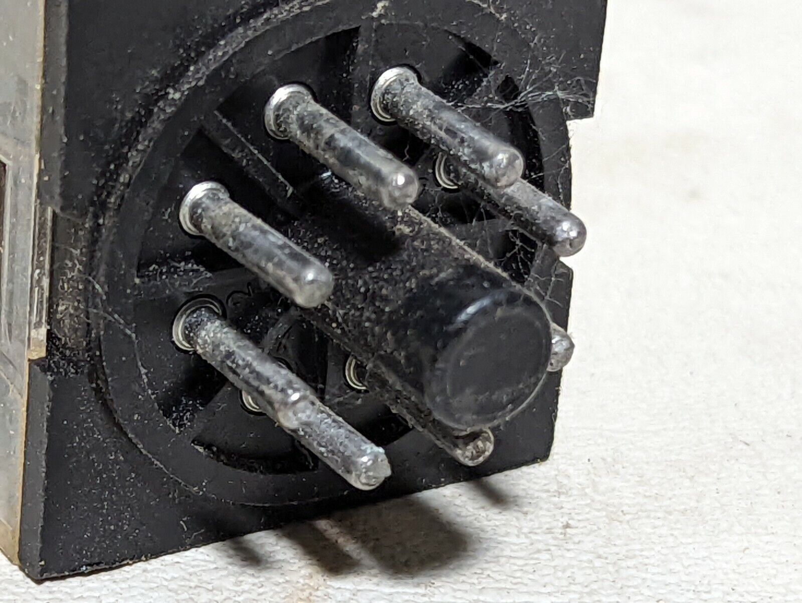 Omron MK2P-S relay, contact: 240VAC/38VDC 10A res., 250VAC 7A gen.