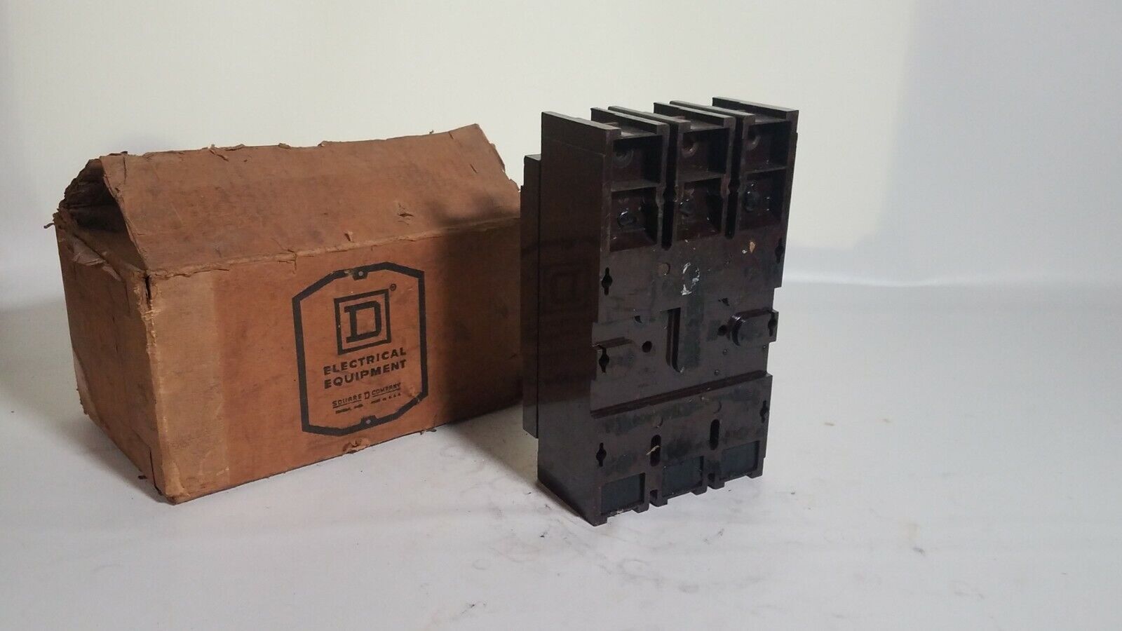 Square D 987327 225A Circuit Breaker 240 VAC 3 Pole Type ML3 225 Amp lugs