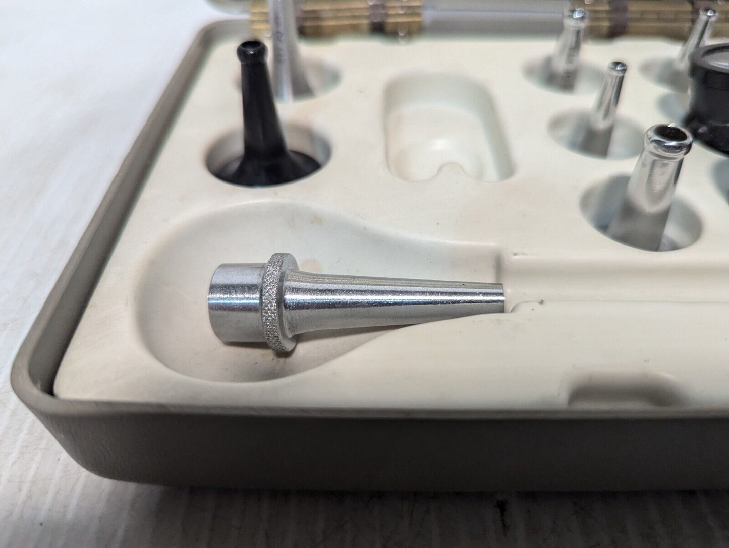 Storz N0300 aural magnifier set with specula and case as pictured- Free Shipping