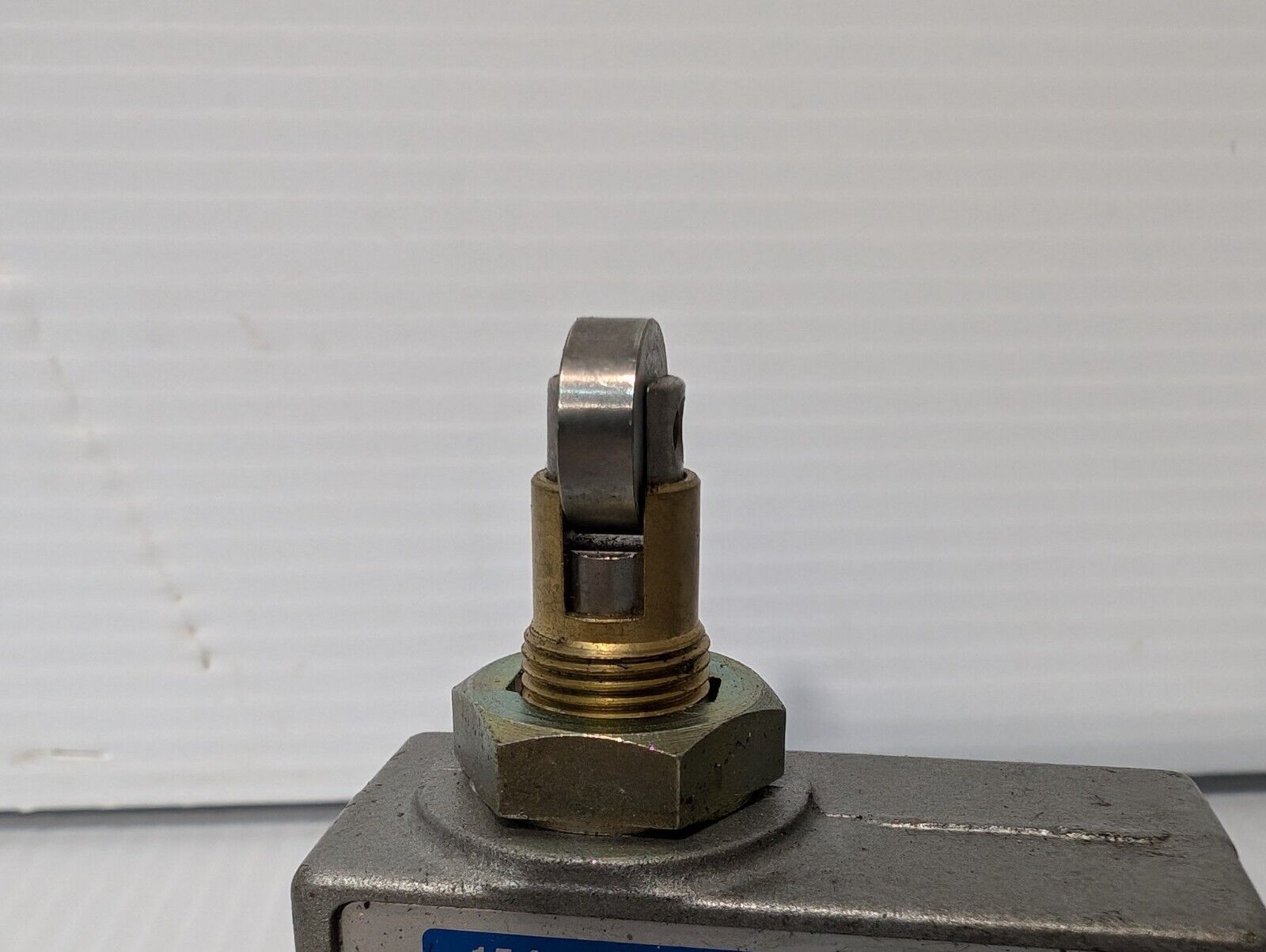Yamatake Honeywell BZE6-2RQ81-J Micro Switch/Limit Switch - Free Shipping