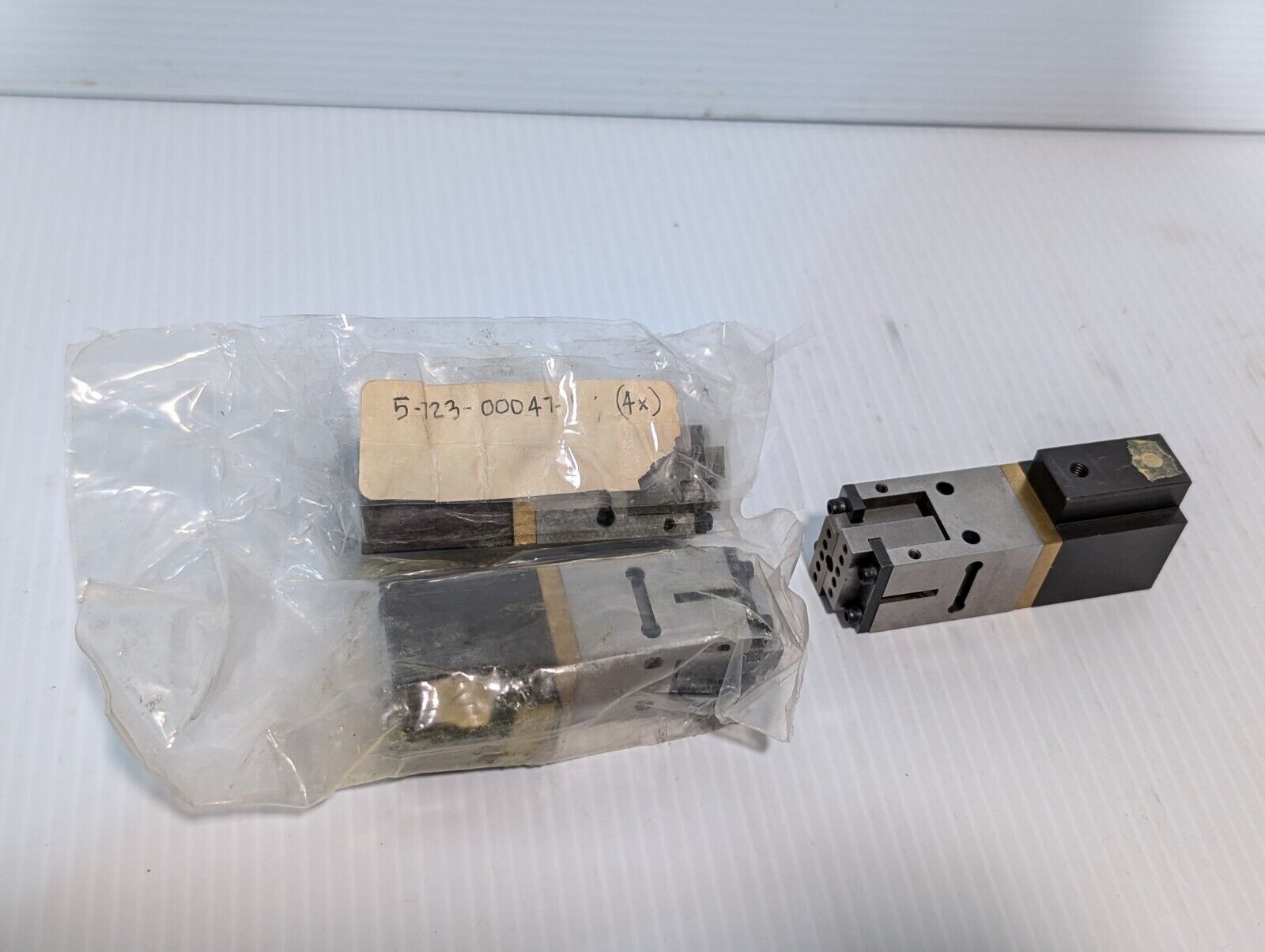 5-723-00047-1 Finger Parallel Gripper or Linear Bearing Actuator Slide