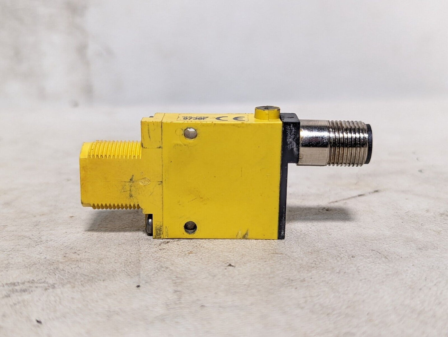 Banner SM312LVQD mini-beam photoelectric sensor, 10-30VDC, 5m max sensing distan