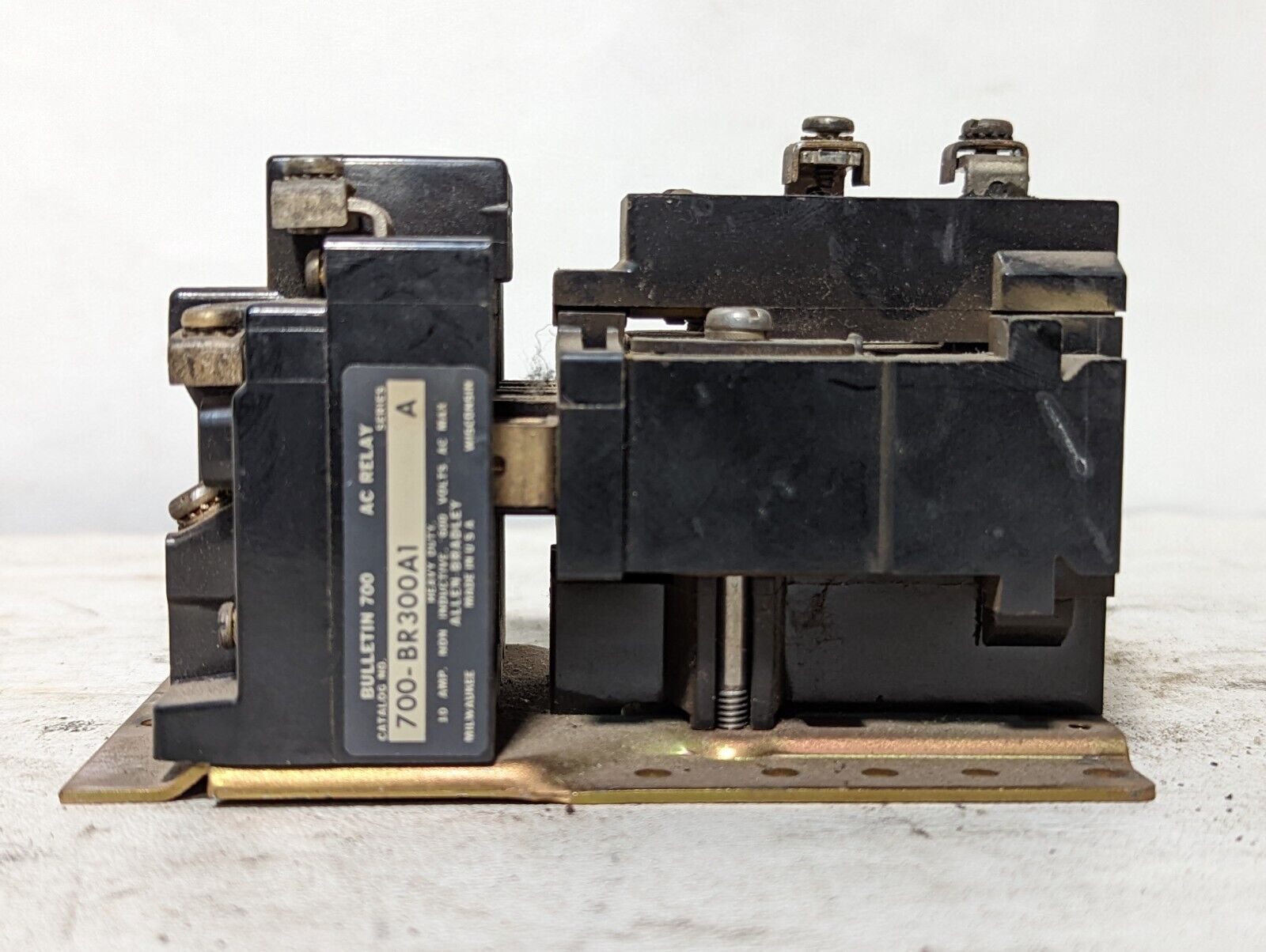 Allen Bradley 700-BR300A1 AC relay, 600VAC, 10A max, 76A86 110/120V coil