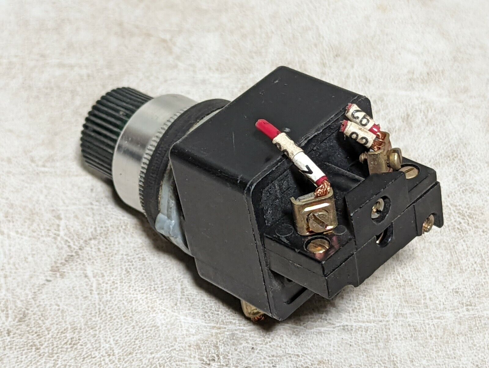 Square D 9001 KM1 light module with green indicator button, 9001 KA-2 contact 