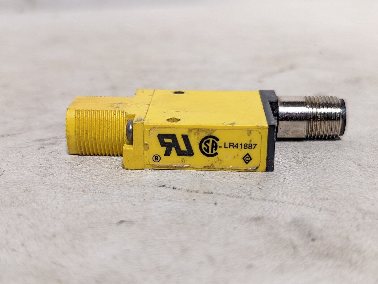 Banner SM312LVQD mini-beam photoelectric sensor, 10-30VDC, 5m max sensing distan