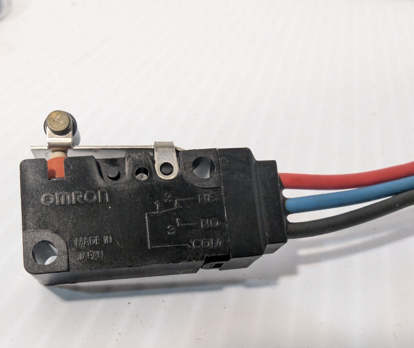 Lot of 3 Omron D2VW-5L2A-1M roller lever, micro switch 2930RC1, 125/250VAC, 5AMP
