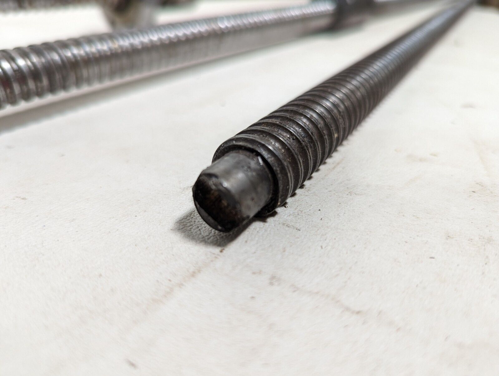 Lot of 4 feed screws, 3x 32 inches, 1x 36 inches long, plus some extras