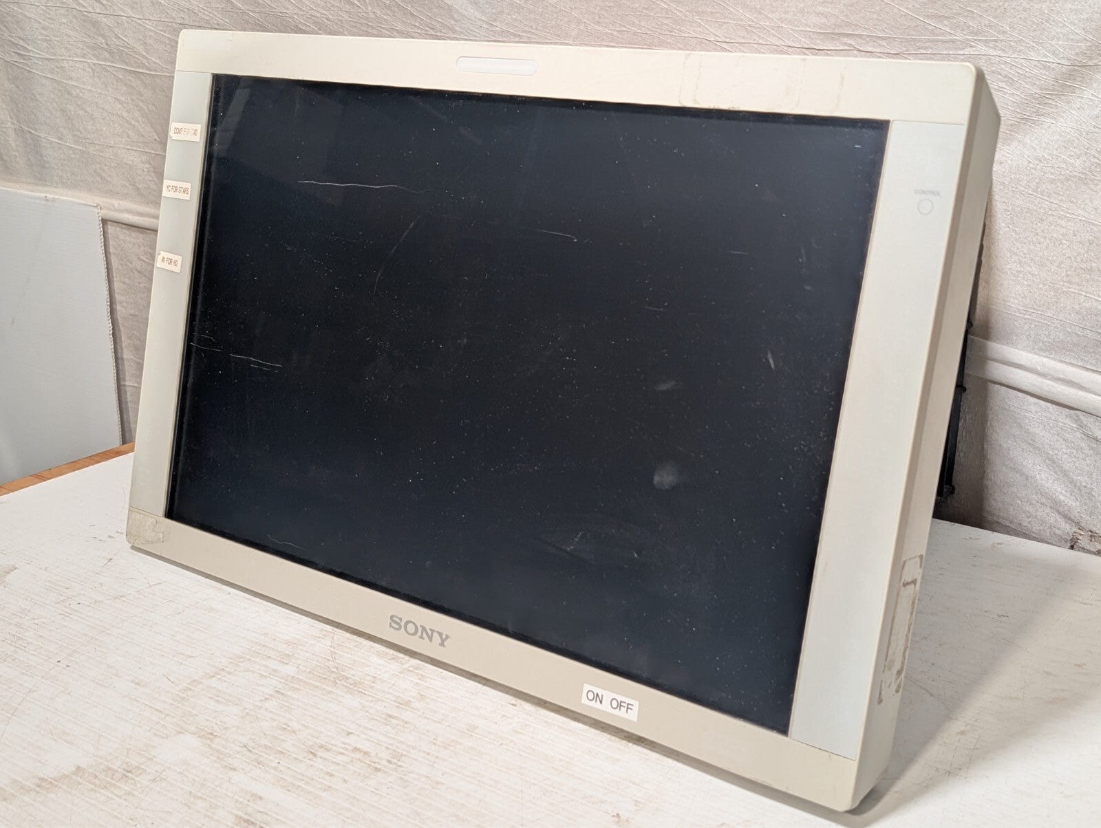 (1) Sony LMD-2450MD LCD Medical Display Monitor