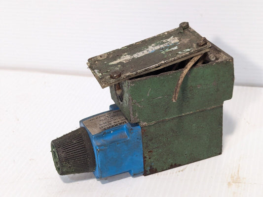 Vickers DG4V-3-2A-M-W-B-40 valve with Vickers 633741 coil - Free Shipping