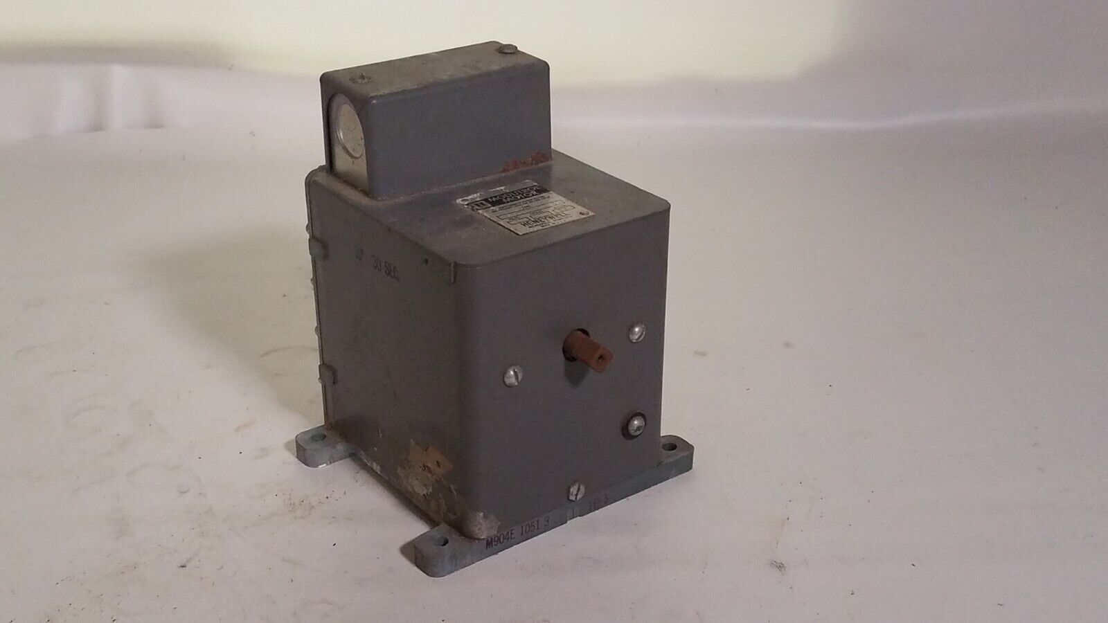 Honeywell Modutrol Motor M904E 1051 3, 24 V, 60 cycles, 17 Watts