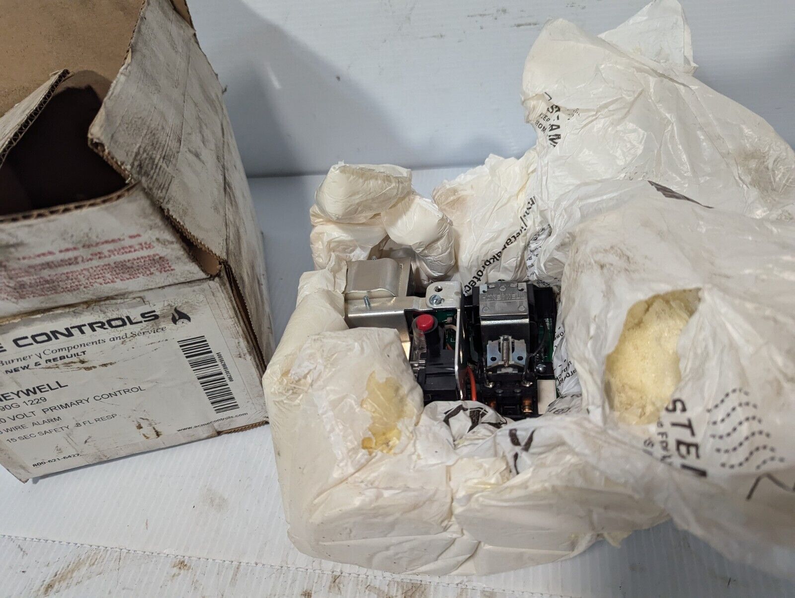 Honeywell RA890G 1229 primary control, 120V, 3 wire, 15 sec safety, .8 FL RESP