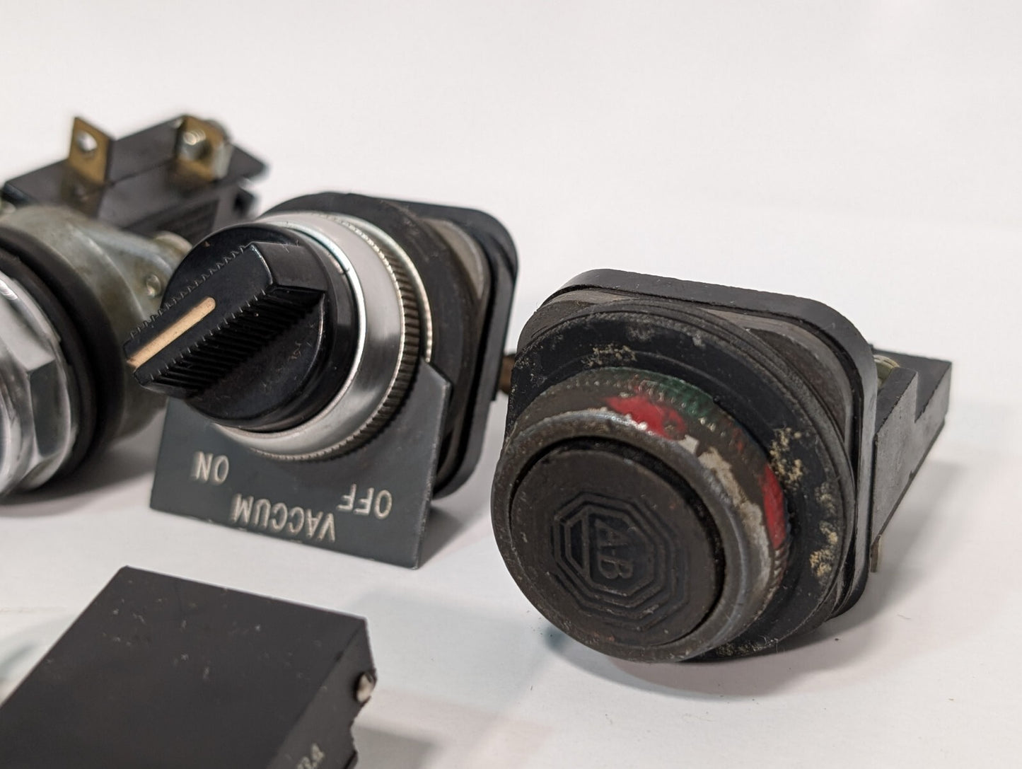 (18) Assorted Pushbutton Selector Switches | Sylvania Allen Bradley Square D