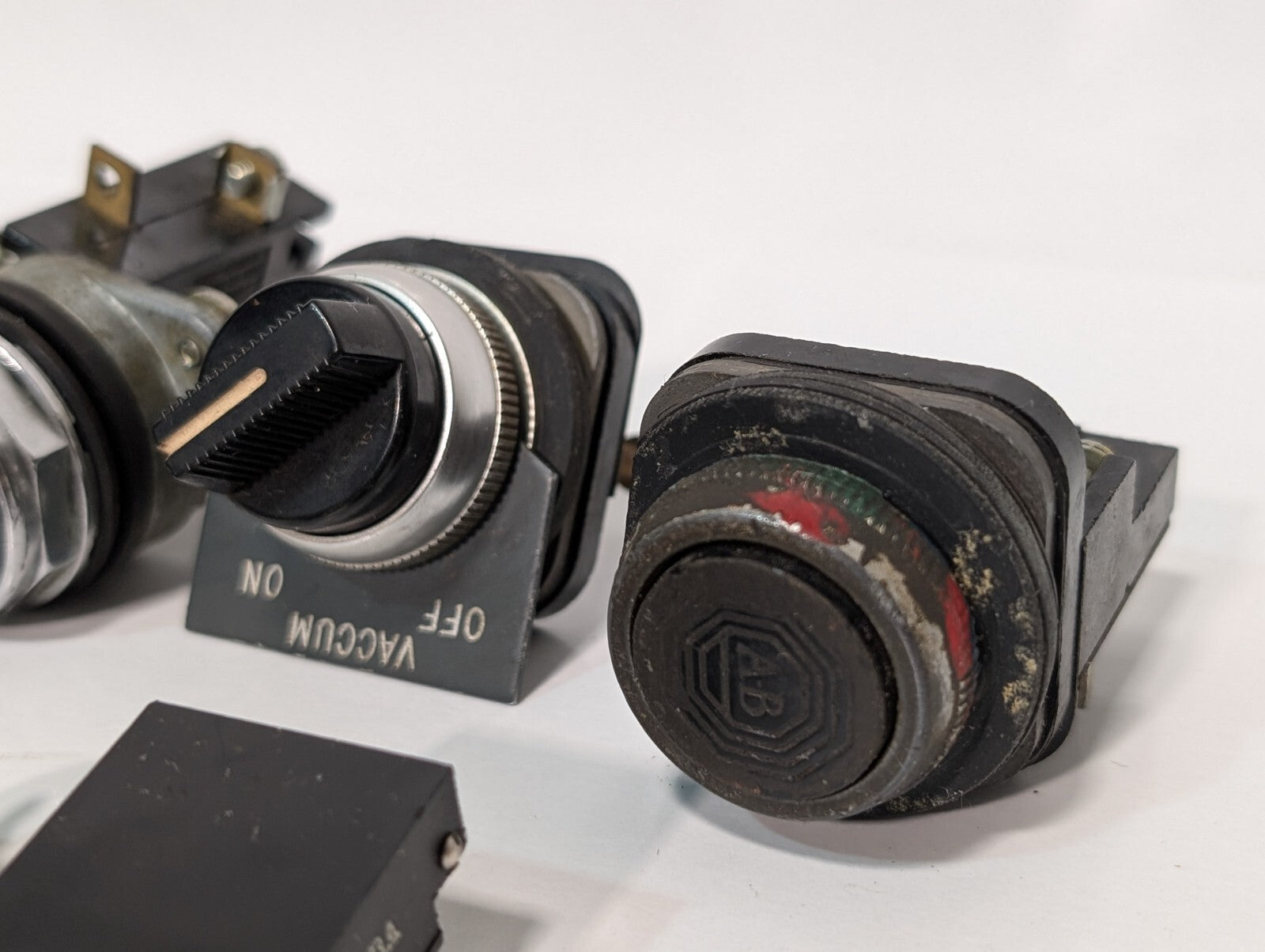 (18) Assorted Pushbutton Selector Switches | Sylvania Allen Bradley Square D